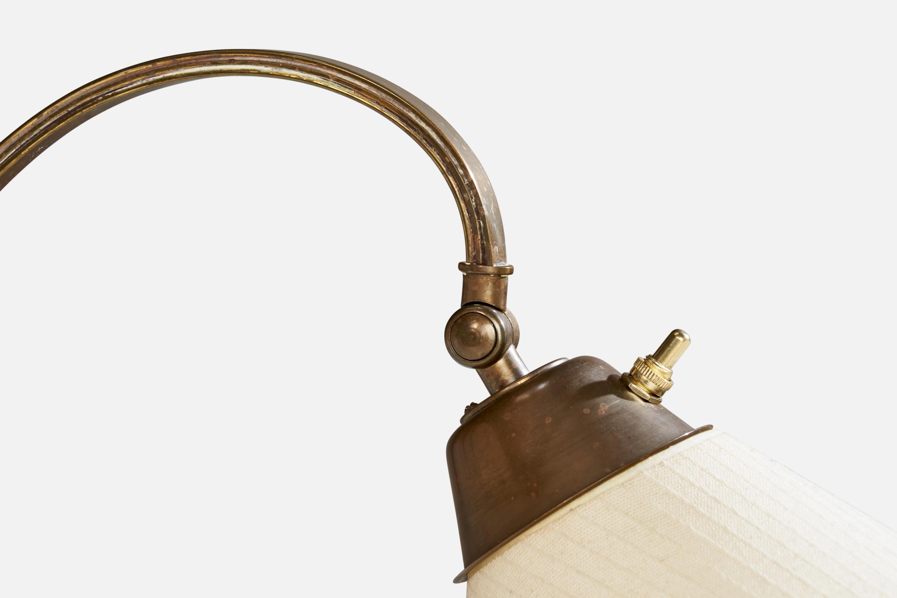 Lampada da terra di design svedese, ottone, tessuto, Svezia, anni '1930 In condizioni buone in vendita a High Point, NC