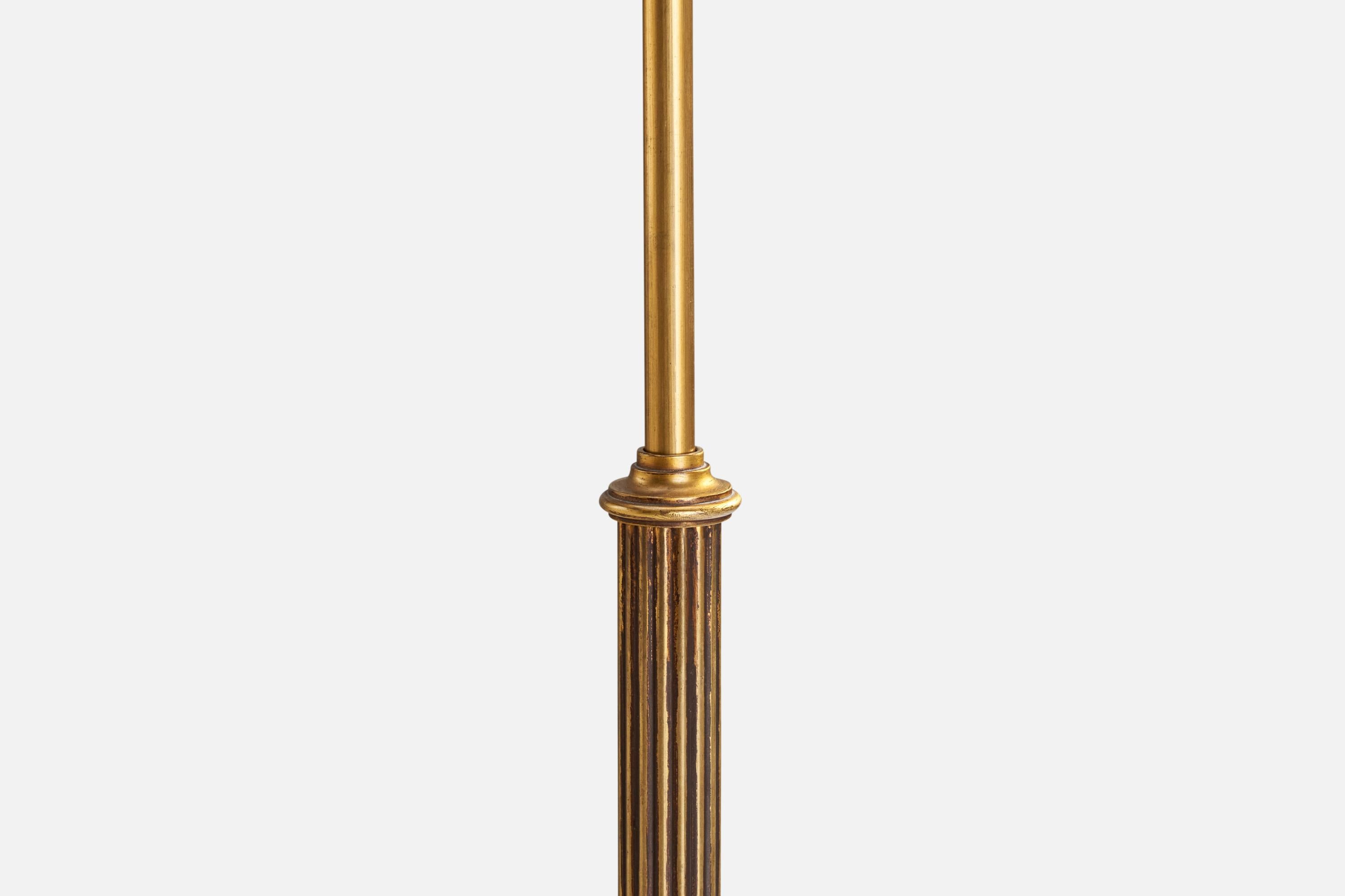 Metà XX secolo Lampada da terra di design svedese, ottone, tessuto, Svezia, anni '1930 in vendita