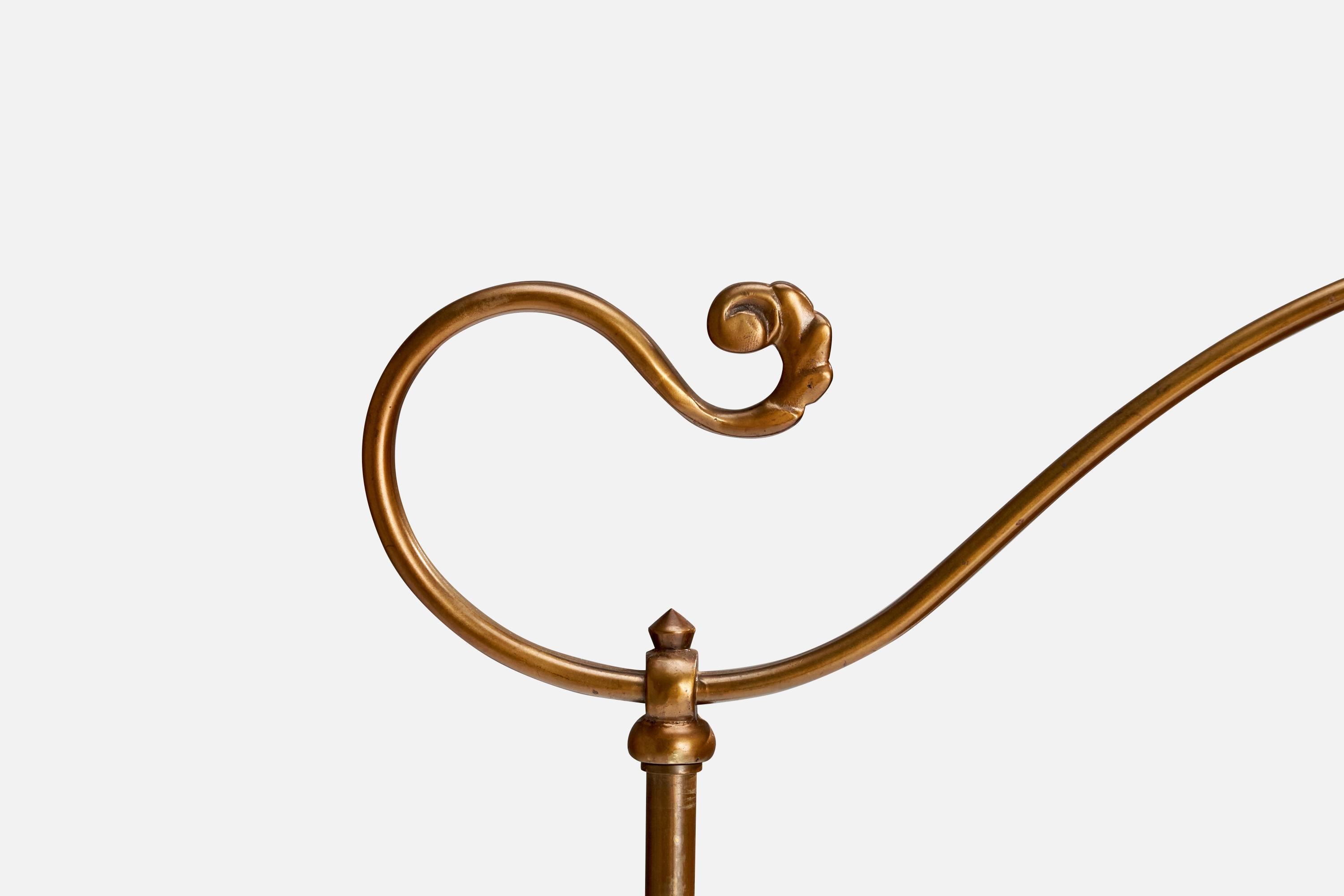 Metà XX secolo Lampada da terra di design svedese, ottone, tessuto, Svezia, anni '1930 in vendita
