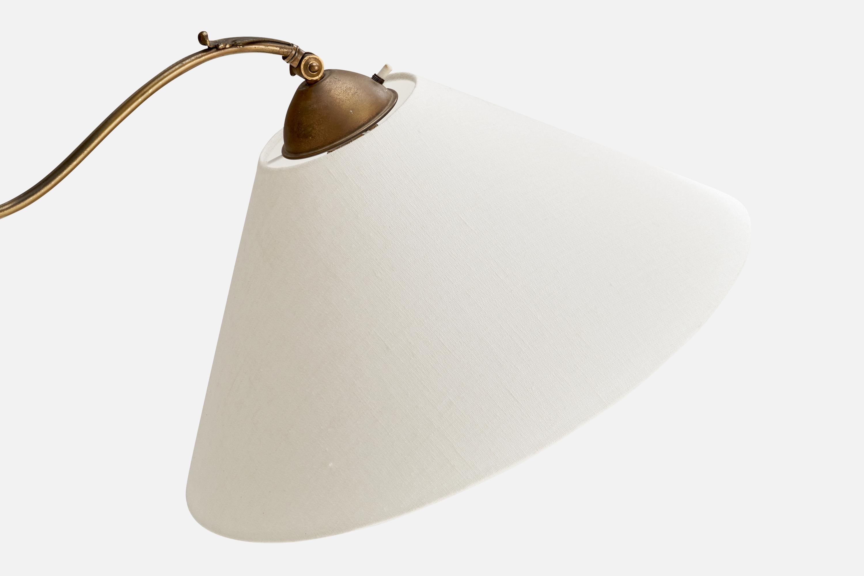 Metà XX secolo Lampada da terra di design svedese, ottone, tessuto, Svezia, anni '1930 in vendita