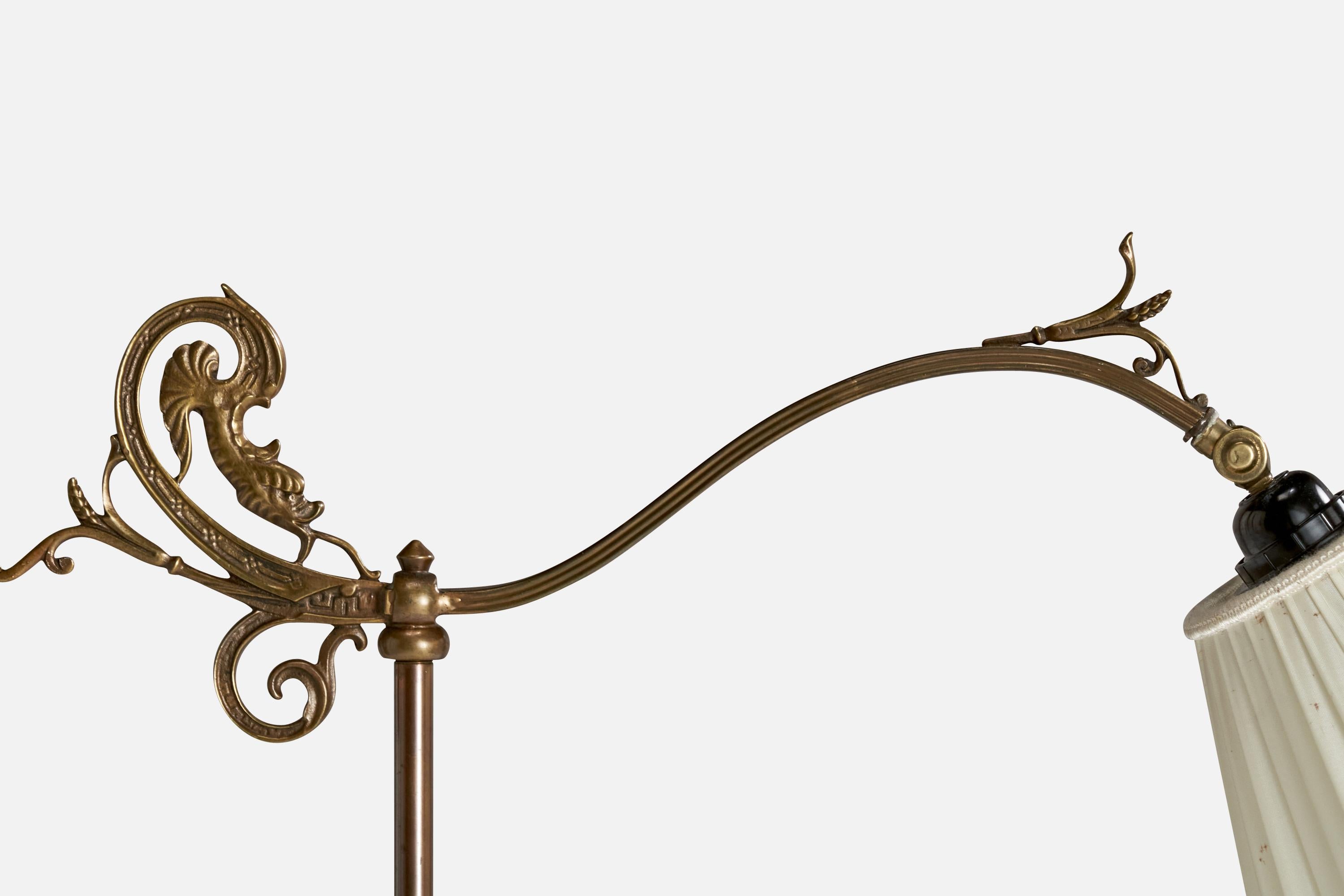 Metà XX secolo Lampada da terra di design svedese, ottone, tessuto, Svezia, anni '1930 in vendita