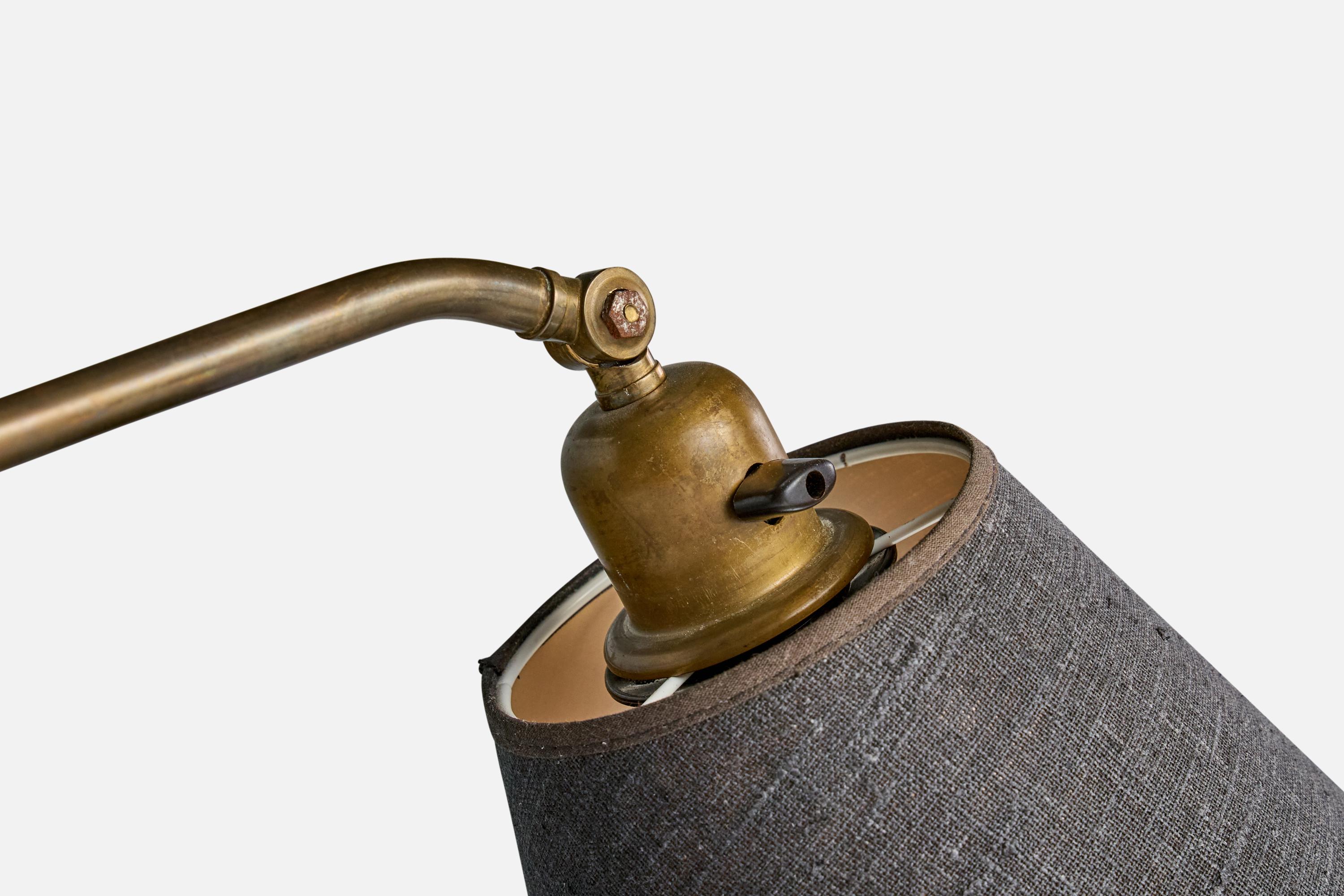 Metà XX secolo Lampada da terra di design svedese, ottone, tessuto, Svezia, anni '1930 in vendita