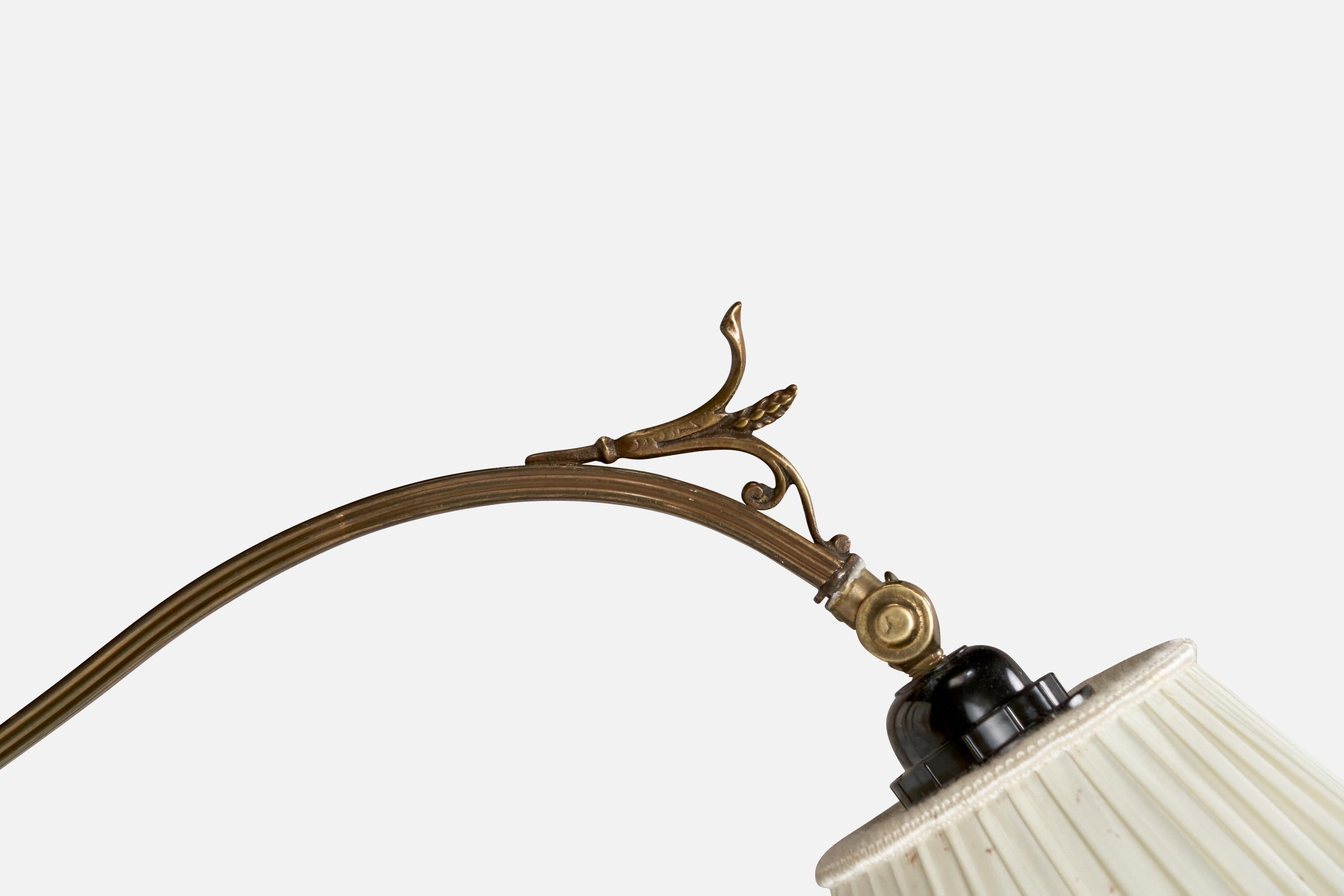 Ottone Lampada da terra di design svedese, ottone, tessuto, Svezia, anni '1930 in vendita