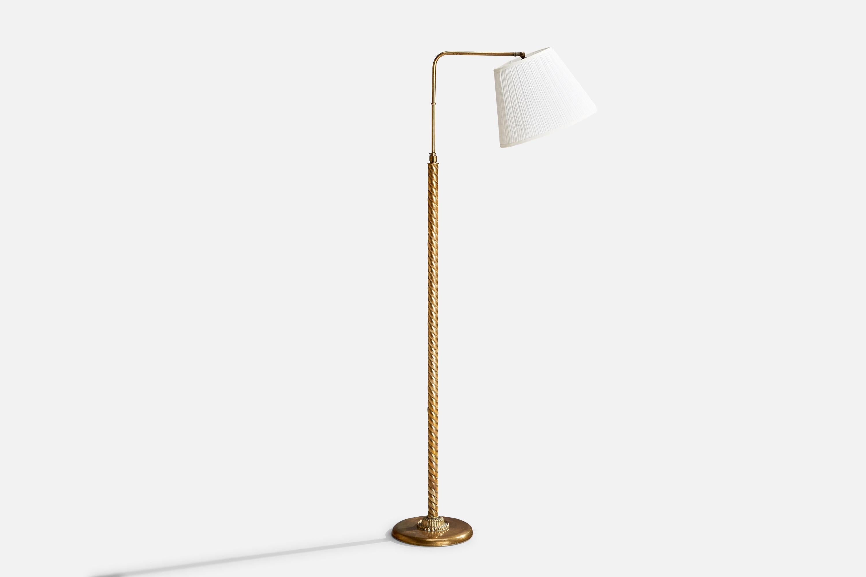 Lampada da terra regolabile in ottone e tessuto bianco progettata e prodotta in Svezia, anni '1940 circa.

Luci regolabili (destra e sinistra)
Dimensioni della lampada con paralume (pollici): 62,5