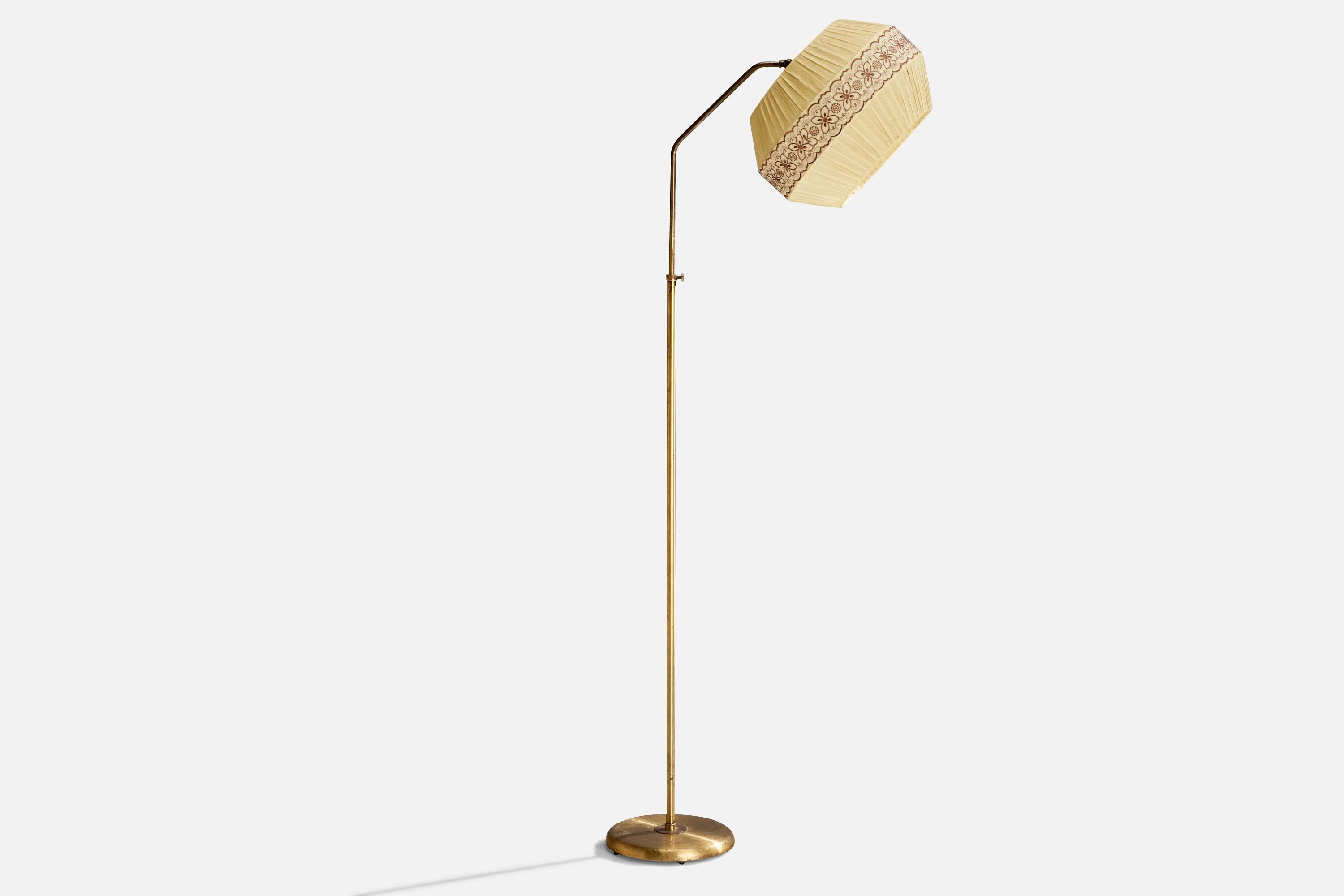 Una lampada da terra regolabile in ottone e tessuto progettata e prodotta in Svezia, negli anni '40 circa.

Paralume vintage assortito in discrete condizioni.

Dimensioni della lampada con paralume (pollici): 59
