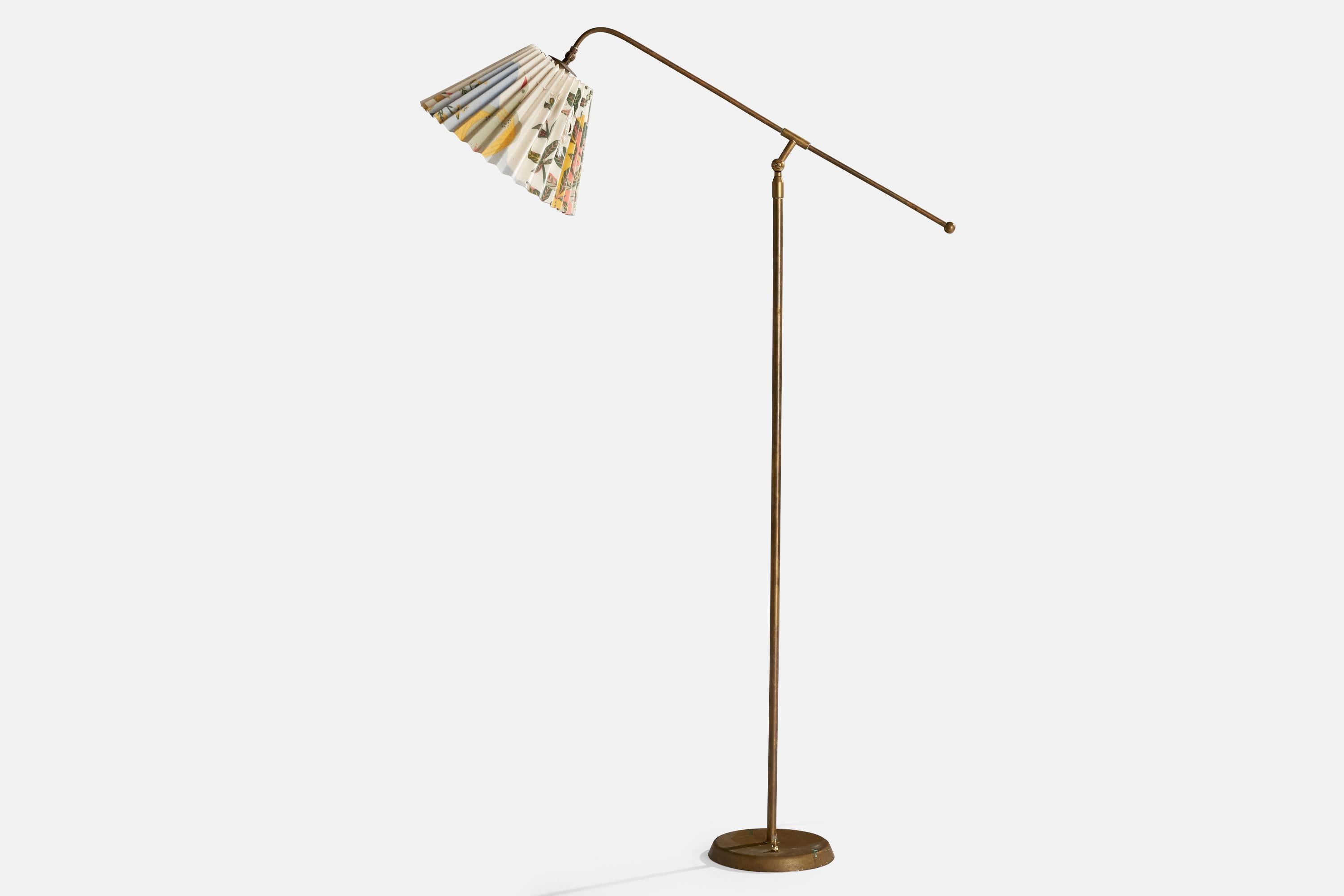 Lámpara de pie regulable de latón y tela, diseñada y fabricada en Suecia, c. década de 1940.

Dimensiones de la lámpara con pantalla (pulgadas): 60