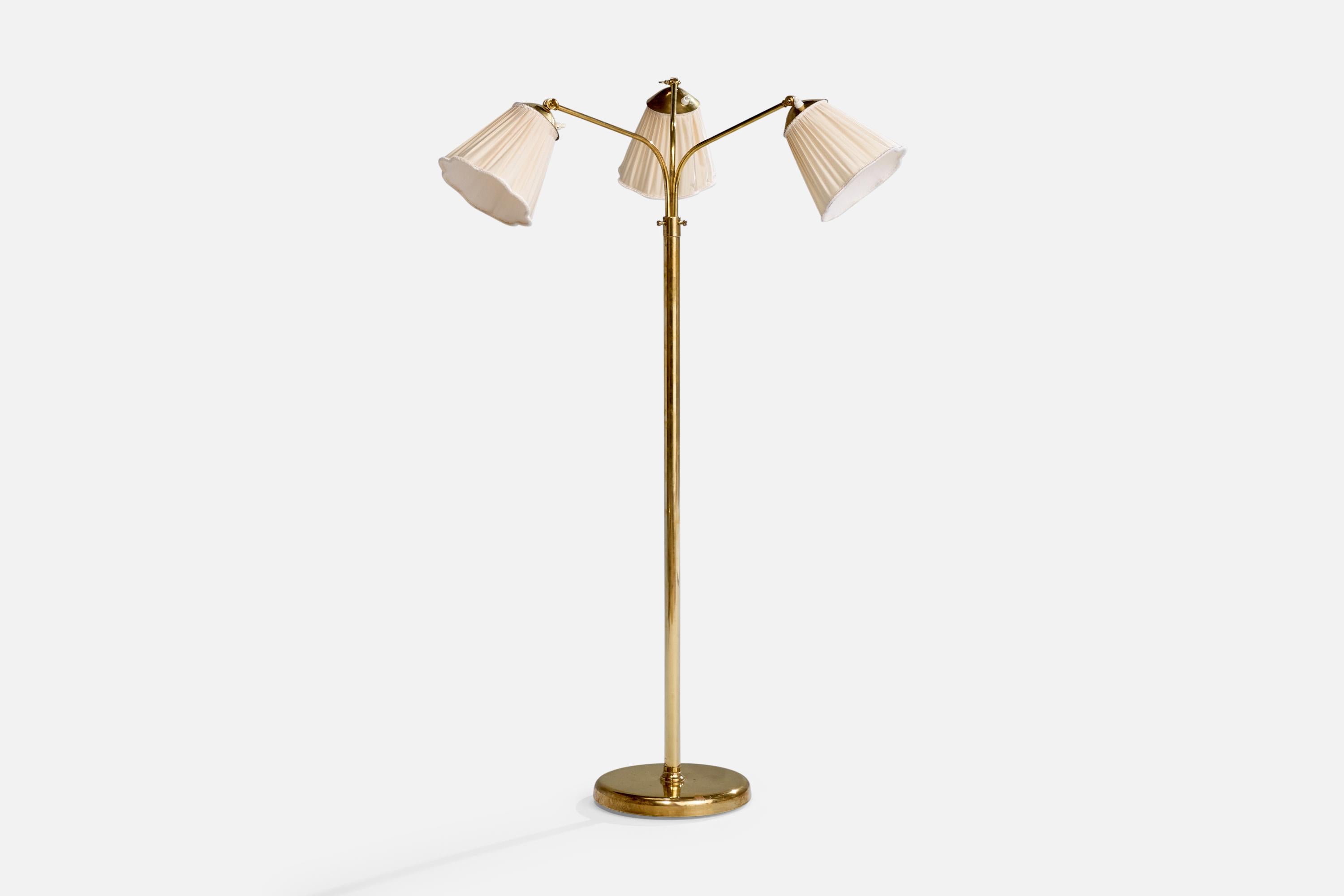 Lampada da terra in ottone e tessuto bianco sporco progettata e prodotta in Svezia, anni '1940 circa.

Leggera ossidazione presente in tutta la lampada.

Dimensioni della lampada con paralume (in pollici): 50