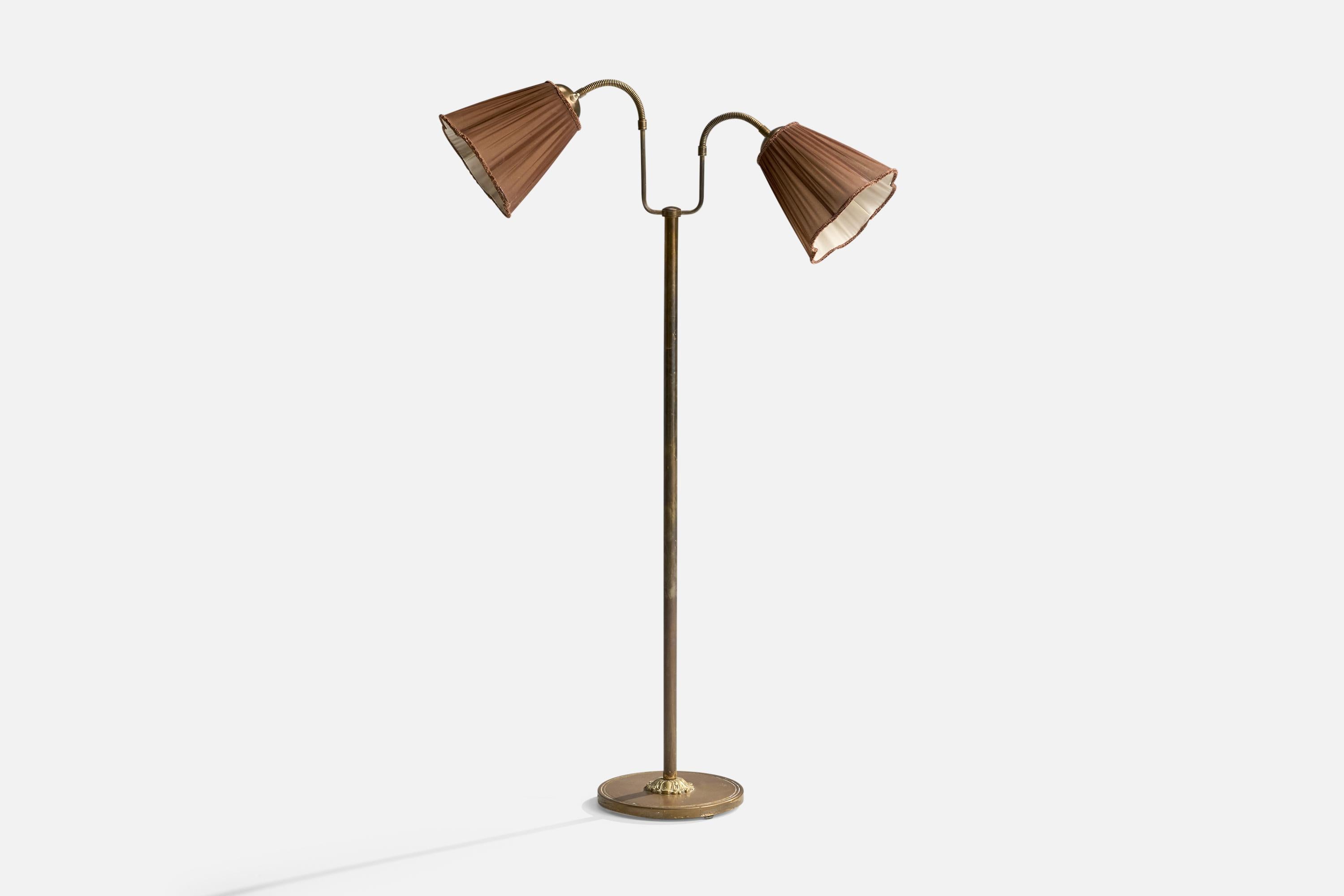 Lampadaire en laiton et tissu brun conçu et produit en Suède, vers les années 1940.

Une oxydation modérée est présente sur l'ensemble de la lampe.

La bande de broderie se détache sur l'un des abat-jour. Tissu Vintage en bon état. 

Dimensions de