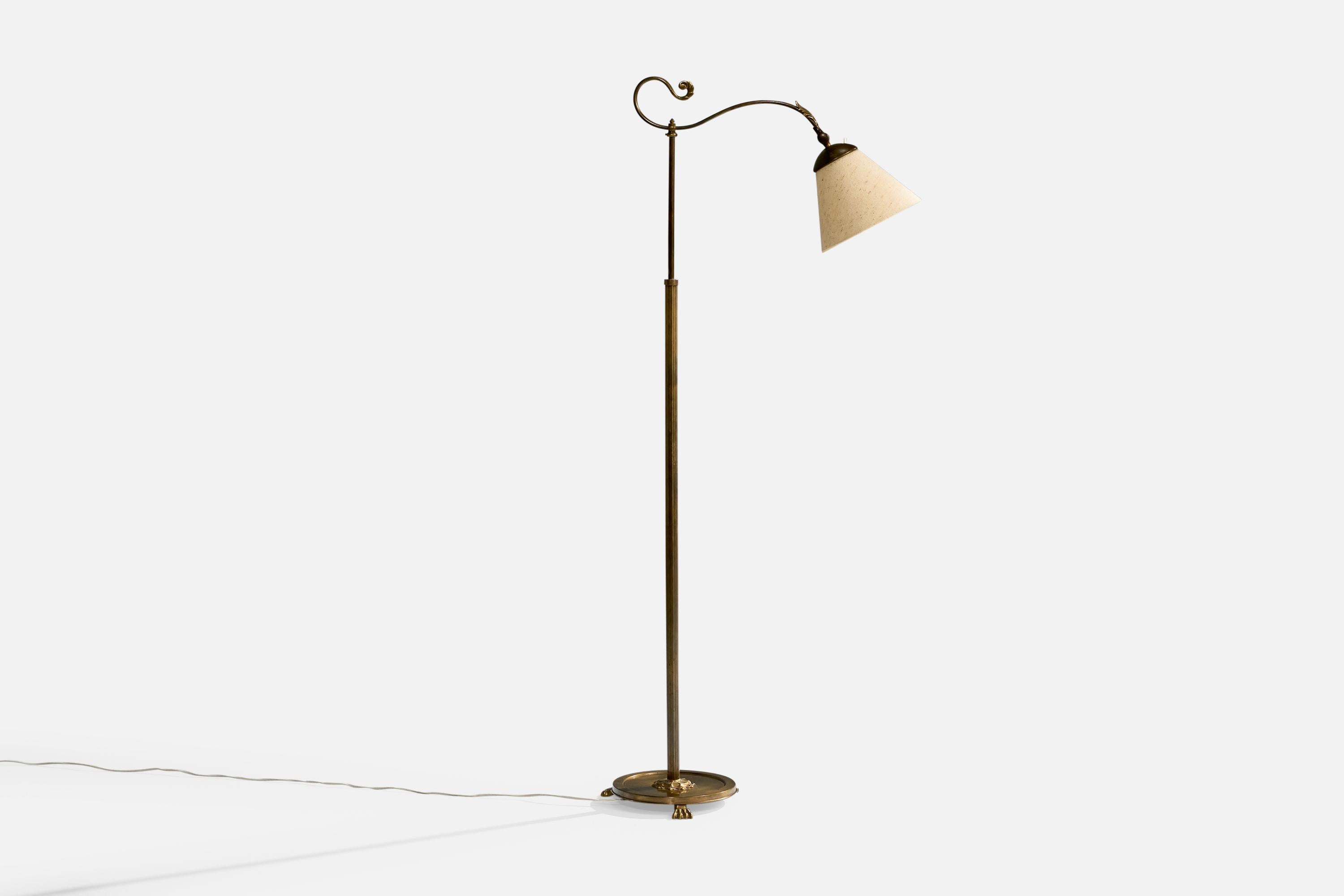Lampadaire réglable en laiton et tissu beige, conçu et produit en Suède, vers les années 1940.

Dimensions de la lampe avec abat-jour (pouces) : 58.5