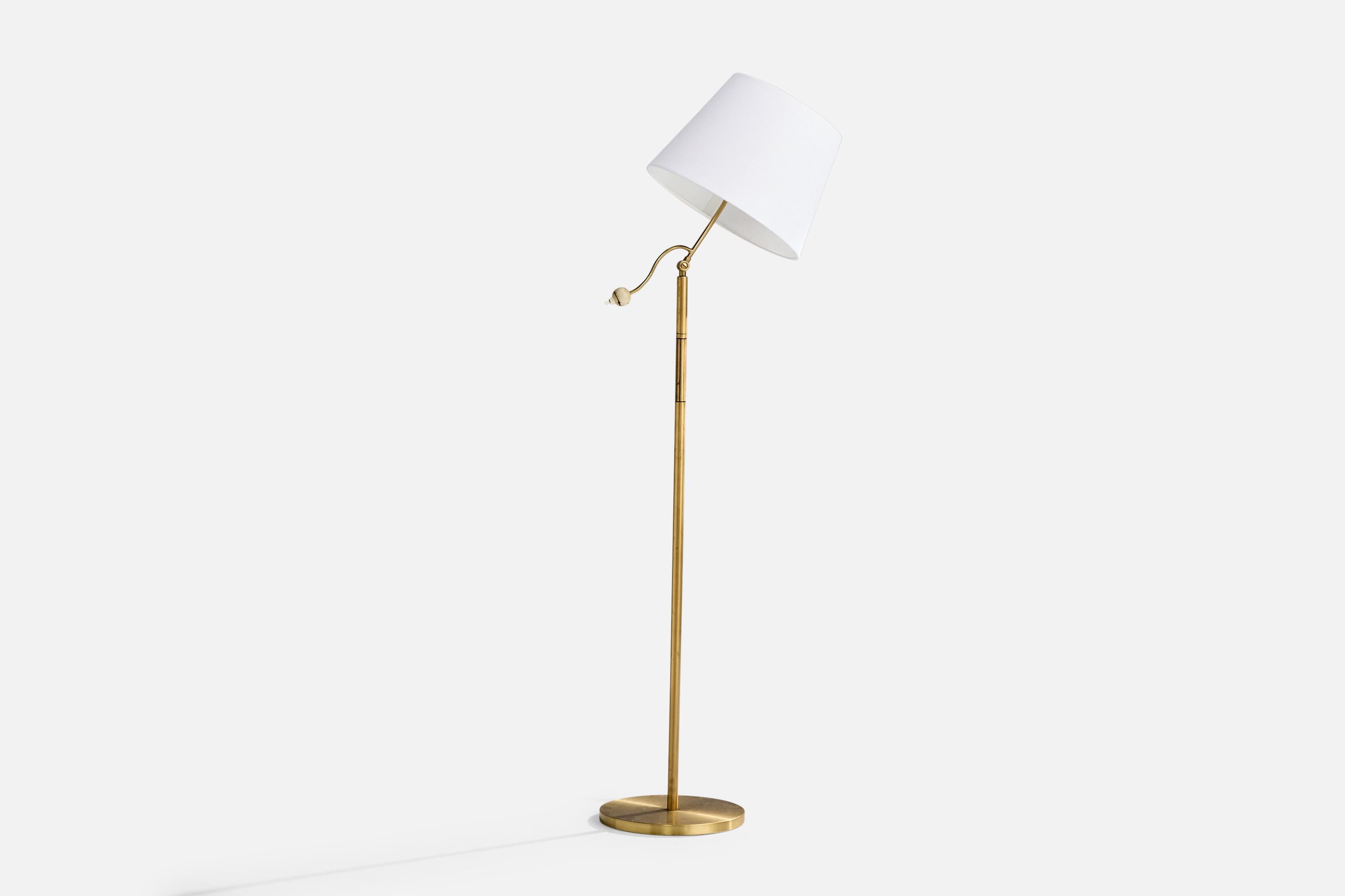 Verstellbare Stehlampe aus Messing und weißem Stoff, entworfen und hergestellt in Schweden, ca. 1940er Jahre.

Abmessungen der Lampe mit Schirm (Zoll): 59,7 