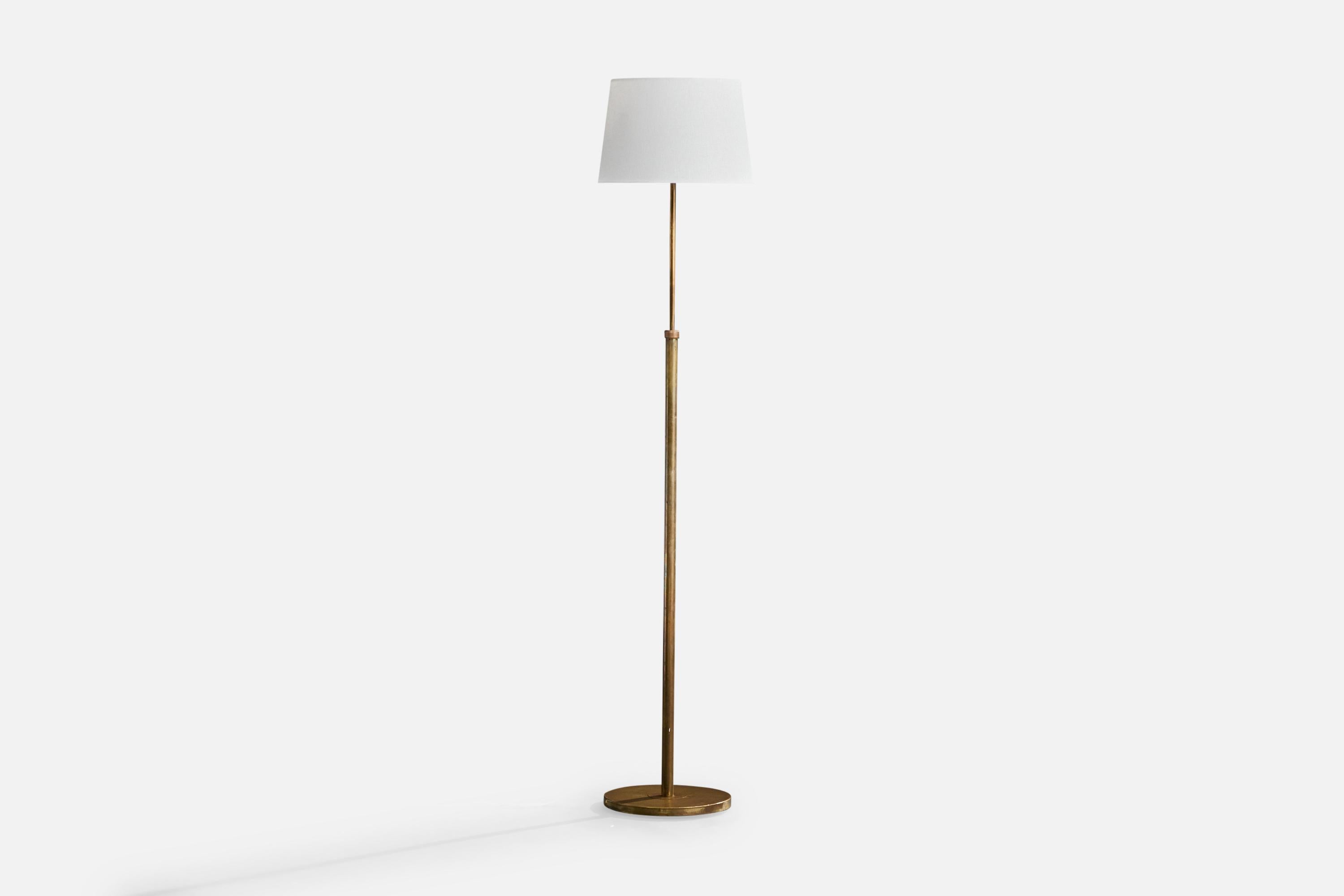 Lampada da terra in ottone e tessuto bianco progettata e prodotta in Svezia, anni '1940 circa.

Altezza regolabile, misurata come mostrato.

Dimensioni della lampada con paralume (pollici): 57.0 