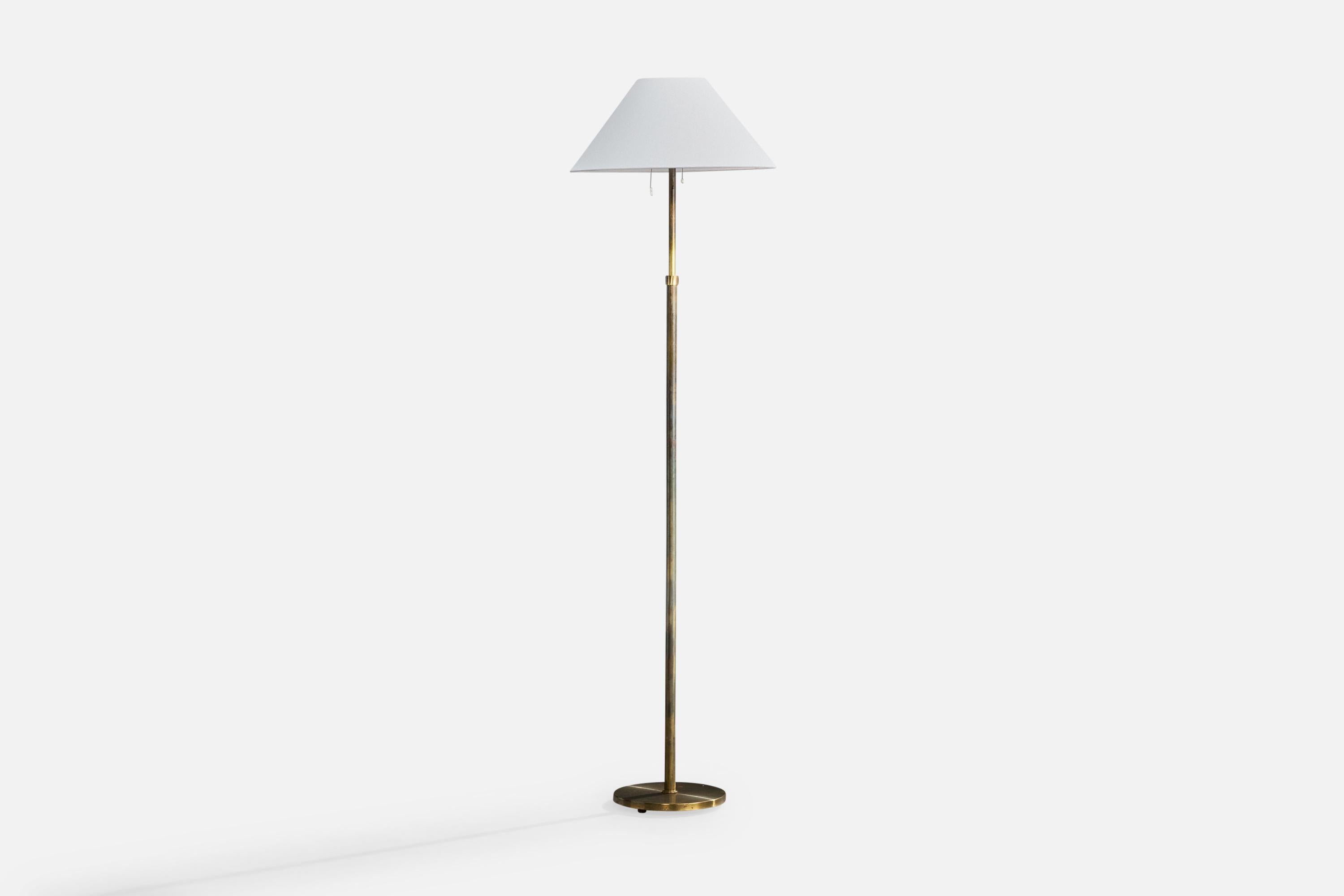 Lampada da terra in ottone e tessuto bianco progettata e prodotta in Svezia, anni '1940 circa.

Dimensioni della lampada con paralume (in pollici): 63,75 