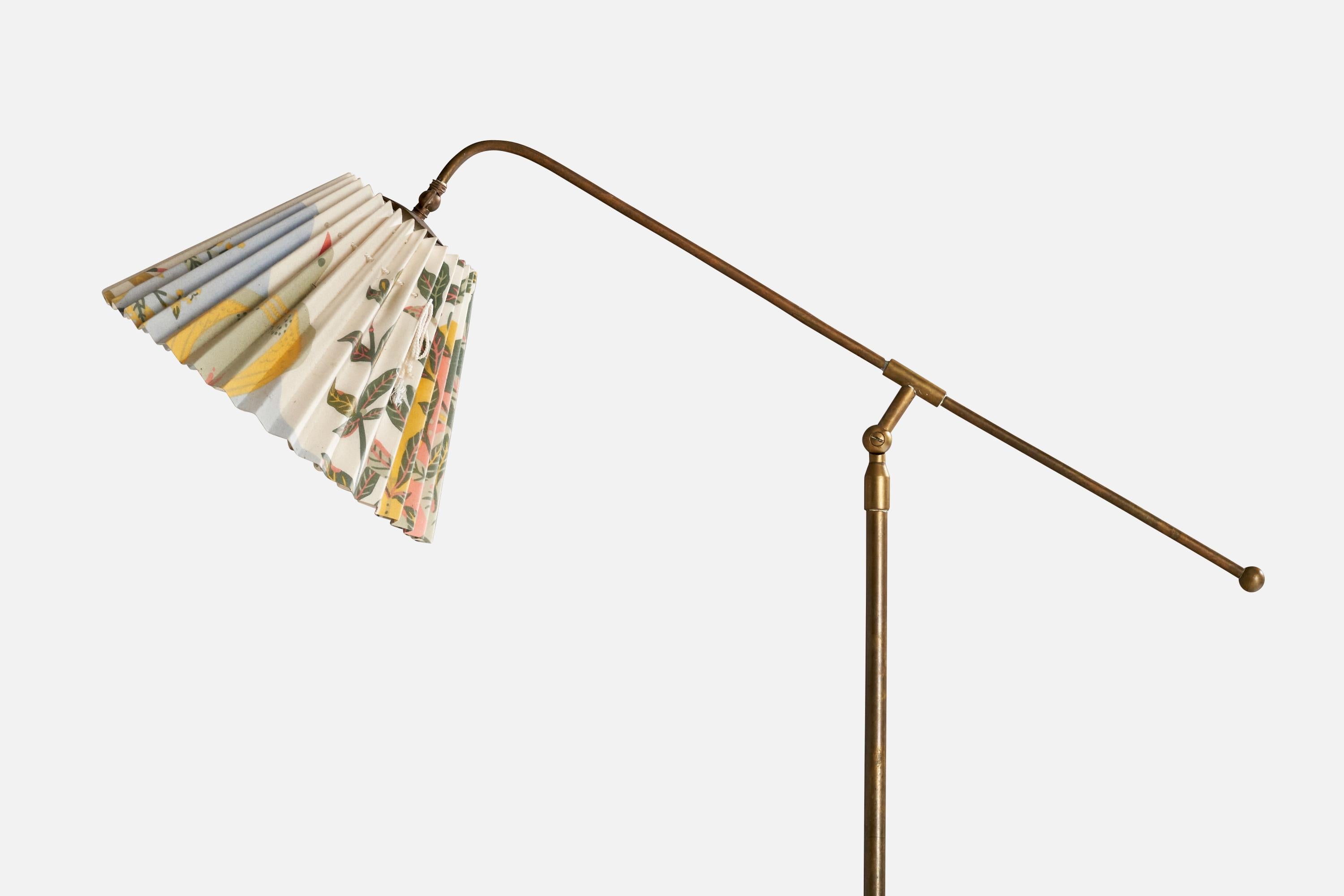 Diseñador sueco, lámpara de pie, latón, tela, Suecia, década de 1940 Escandinavo moderno en venta