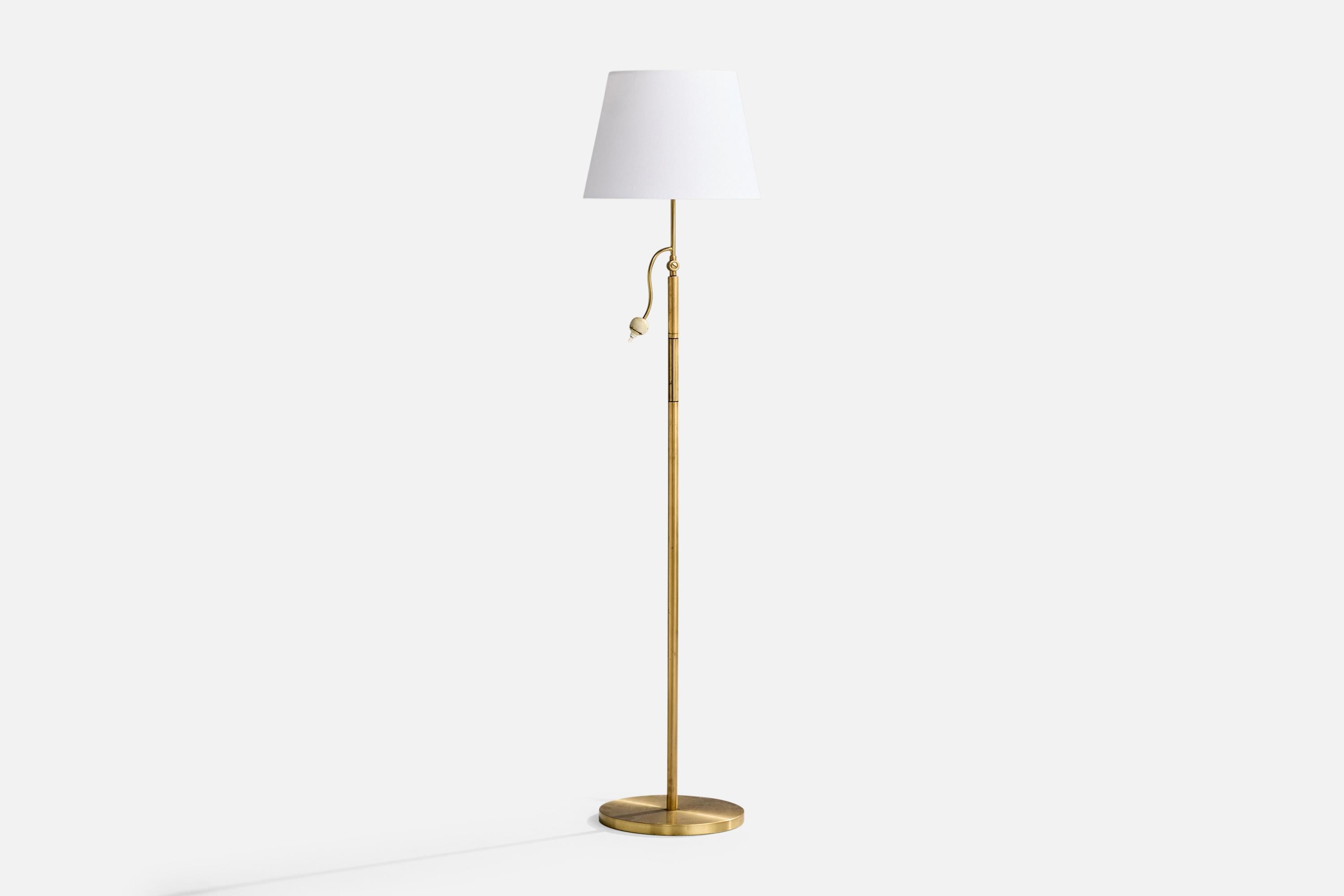 Schwedische Designerin, Stehlampe, Messing, Stoff, Schweden, 1940er Jahre (Skandinavische Moderne) im Angebot