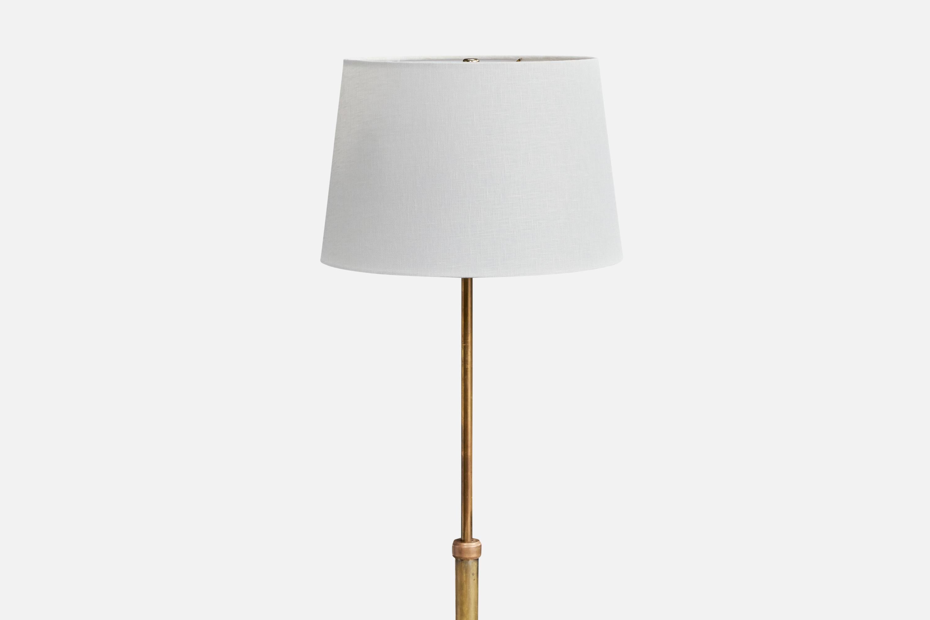 Mid-Century moderno Lampada da terra di design svedese, ottone, tessuto, Svezia, anni '40 in vendita