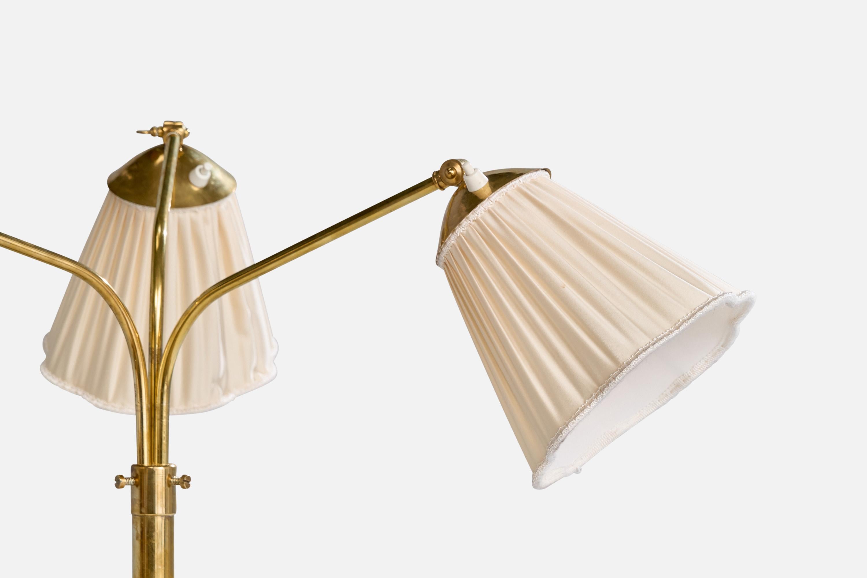 Lampada da terra di design svedese, ottone, tessuto, Svezia, anni '40 In condizioni buone in vendita a High Point, NC