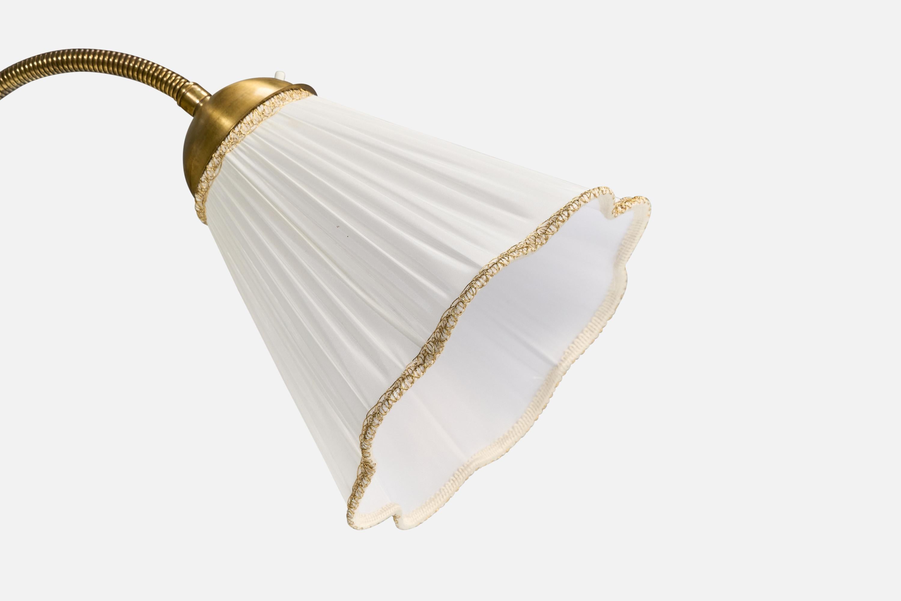 Svedese Lampada da terra di design svedese, ottone, tessuto, Svezia, anni '40 in vendita