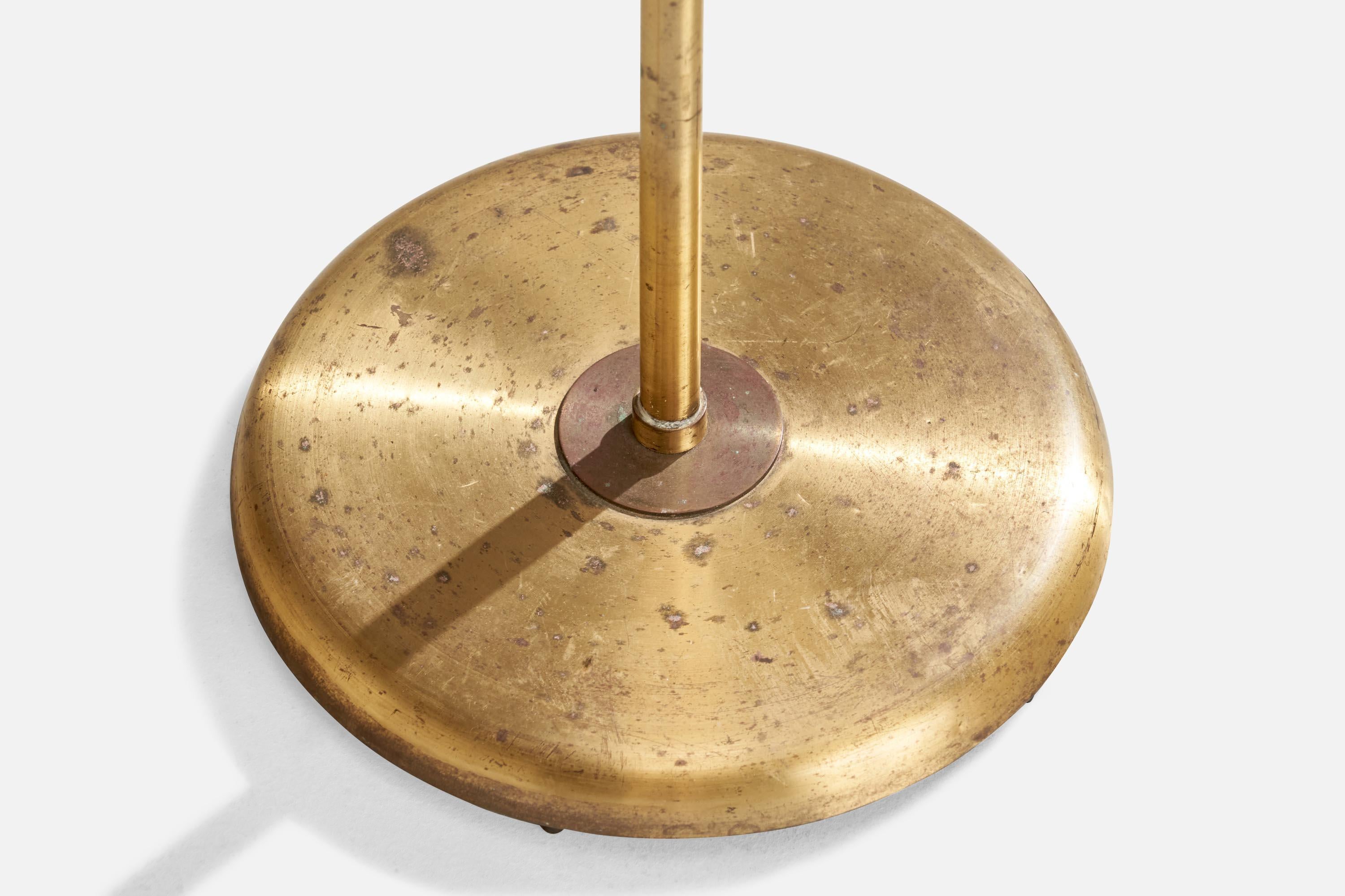 Lampada da terra di design svedese, ottone, tessuto, Svezia, anni '40 In condizioni buone in vendita a High Point, NC