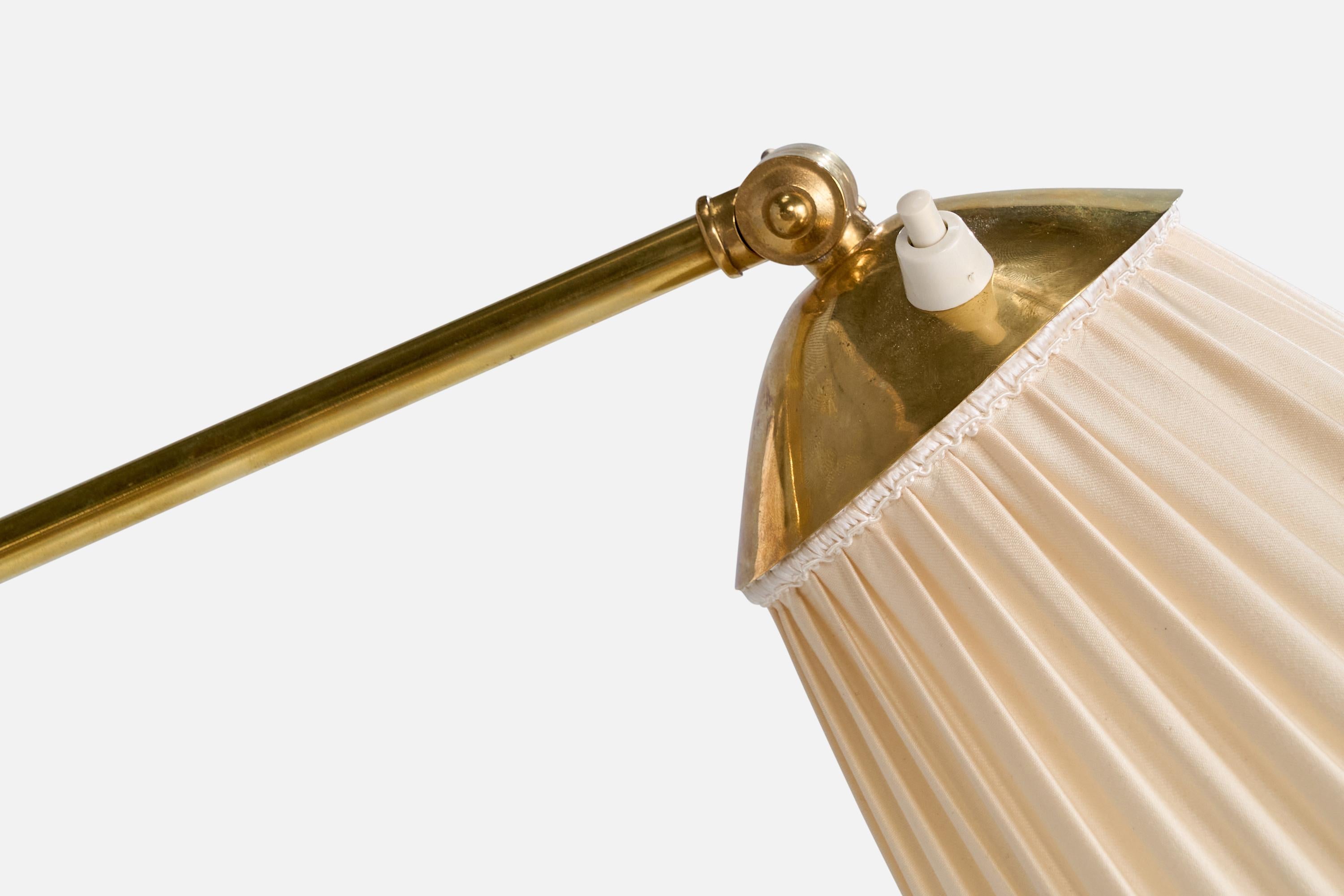 Metà XX secolo Lampada da terra di design svedese, ottone, tessuto, Svezia, anni '40 in vendita