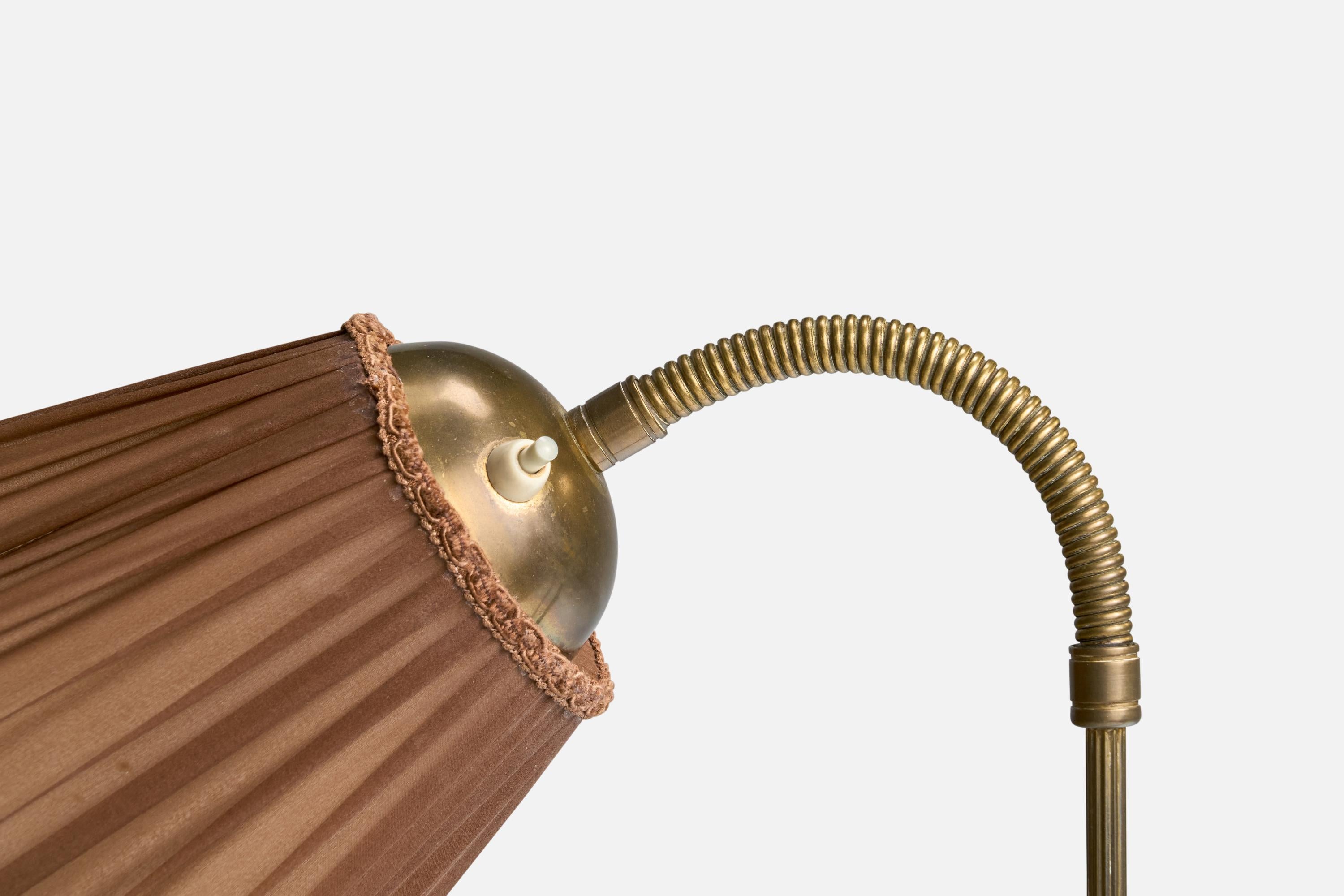 Milieu du XXe siècle Créateur suédois, lampadaire, laiton, tissu, Suède, années 1940 en vente