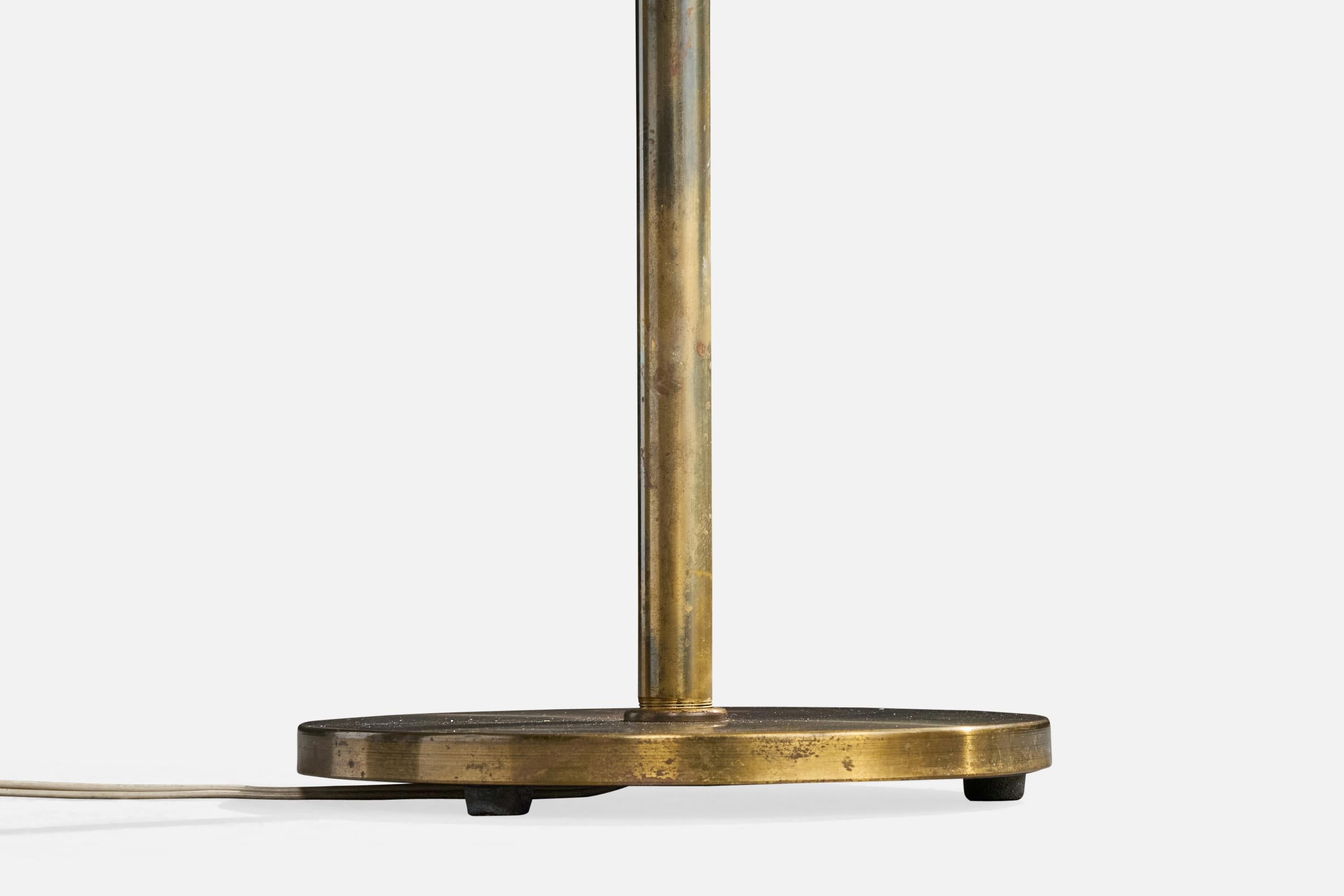 Lampada da terra di design svedese, ottone, tessuto, Svezia, anni '40 In condizioni buone in vendita a High Point, NC