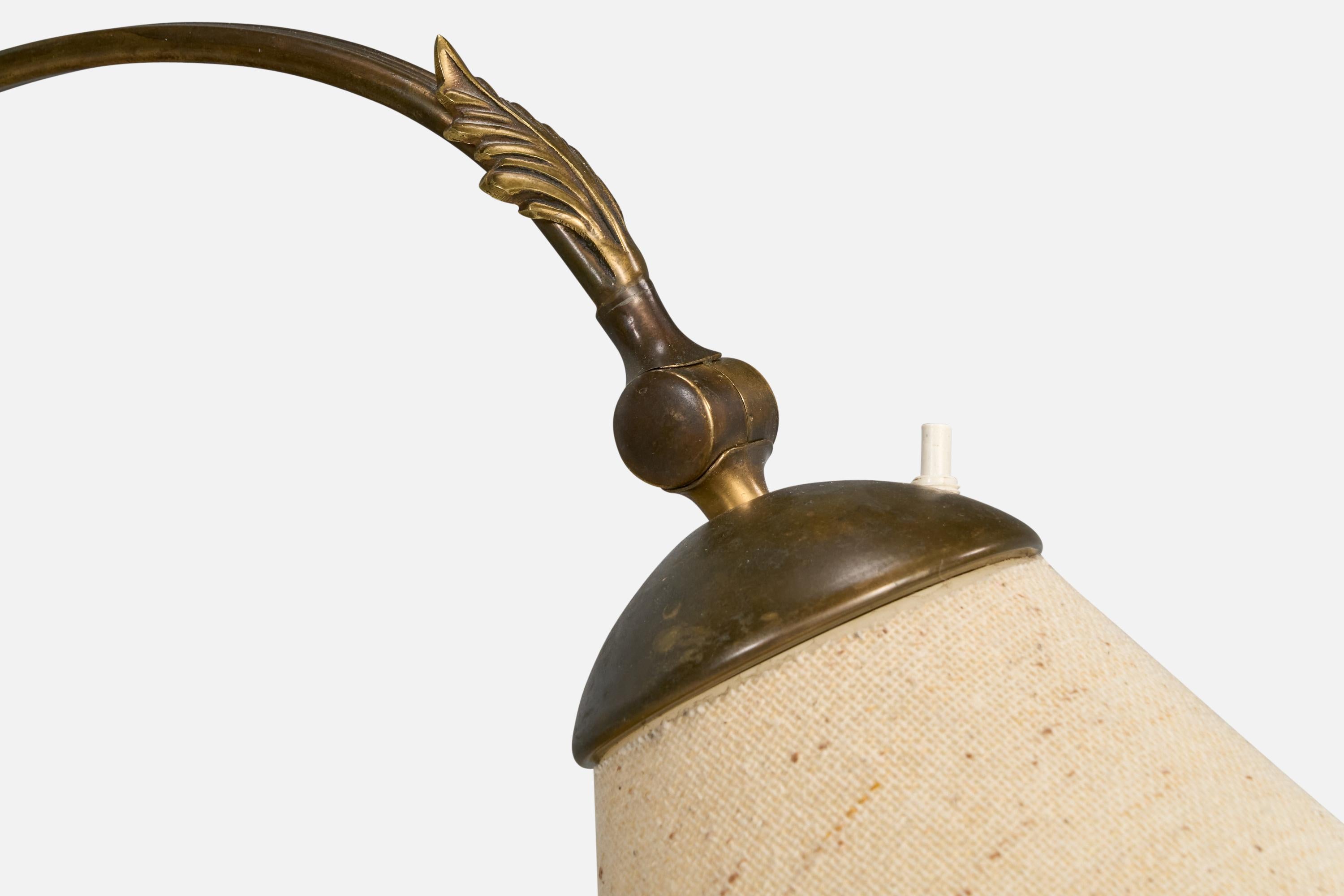 Laiton Créateur suédois, lampadaire, laiton, tissu, Suède, années 1940 en vente