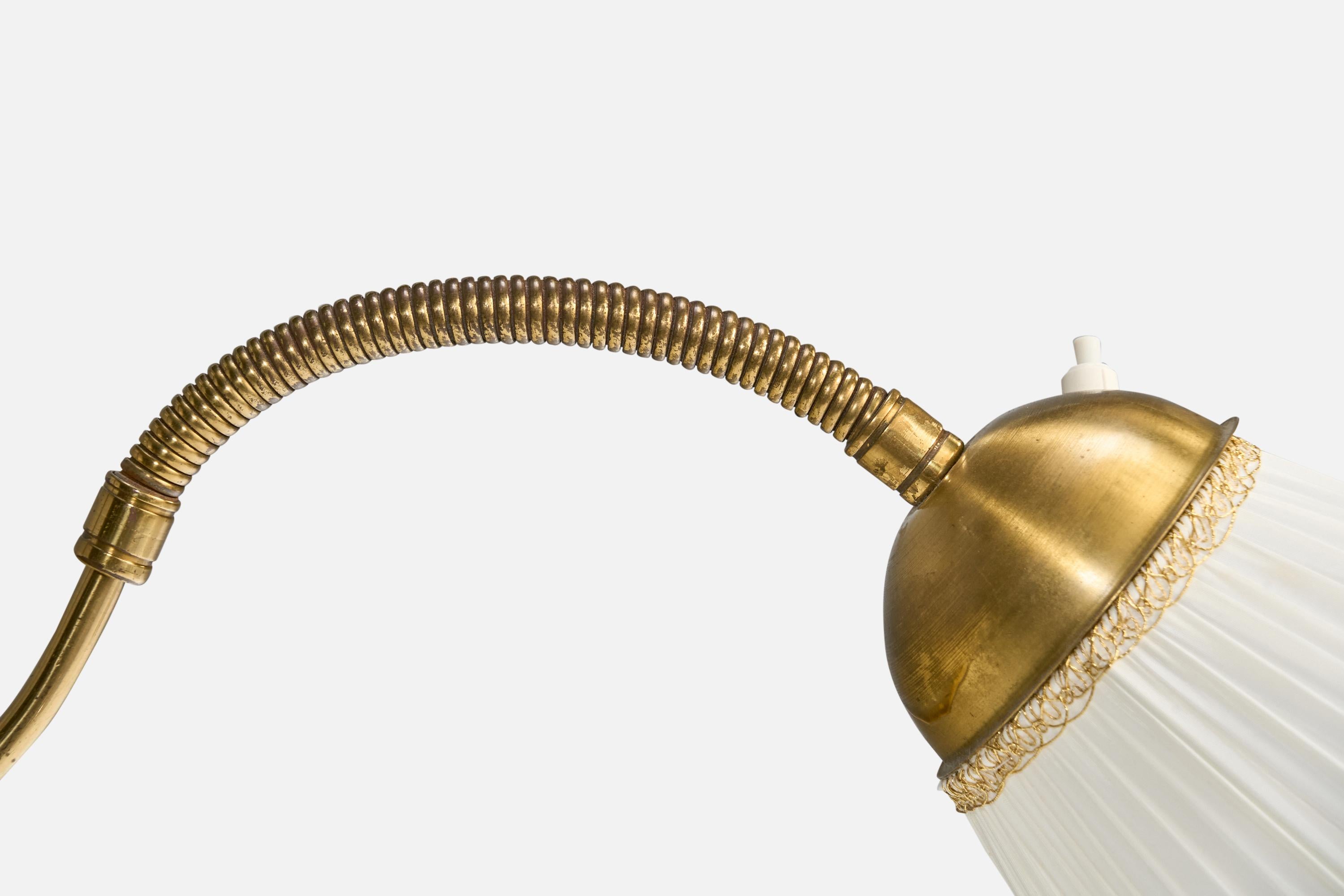 Metà XX secolo Lampada da terra di design svedese, ottone, tessuto, Svezia, anni '40 in vendita