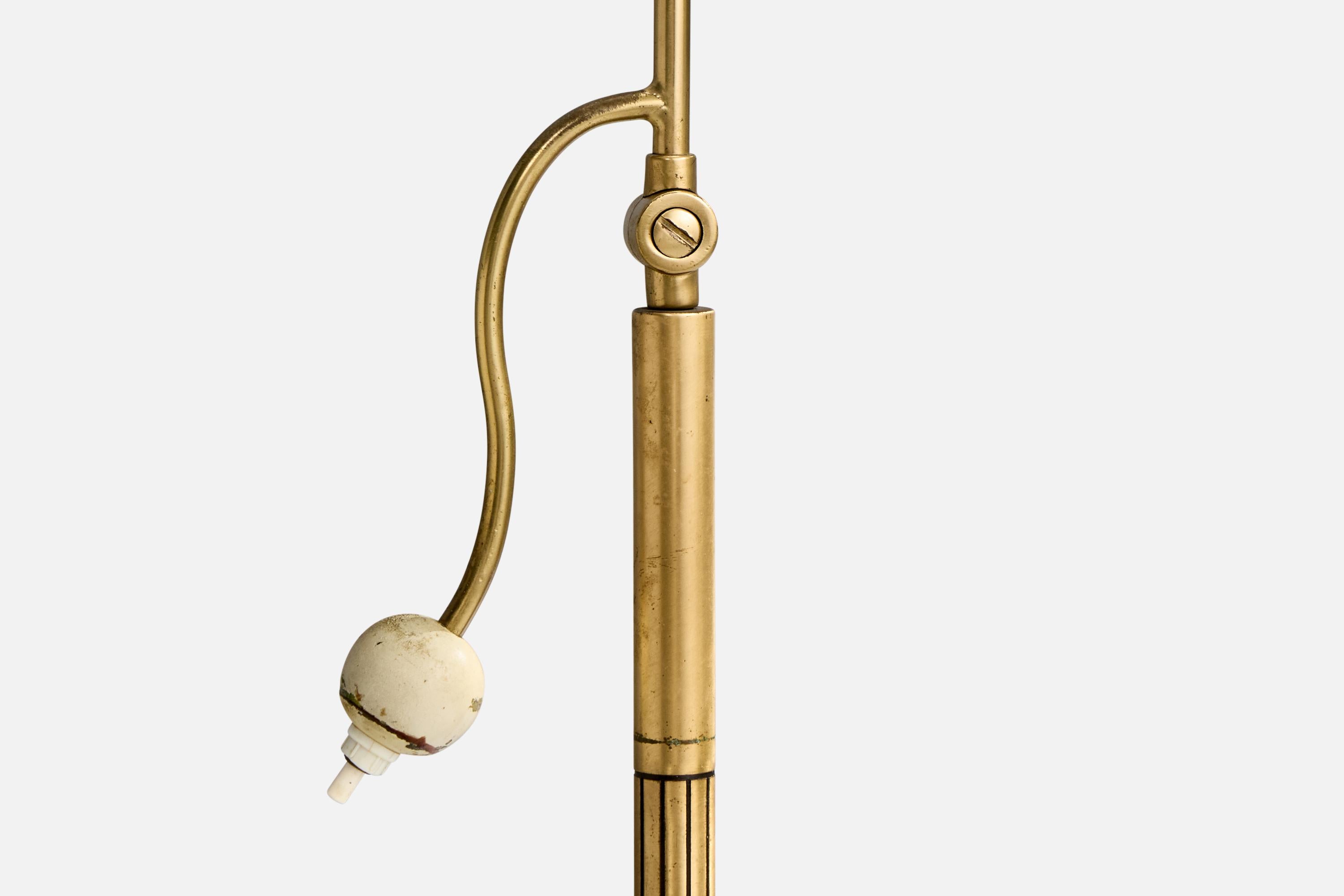 Schwedische Designerin, Stehlampe, Messing, Stoff, Schweden, 1940er Jahre im Angebot 1