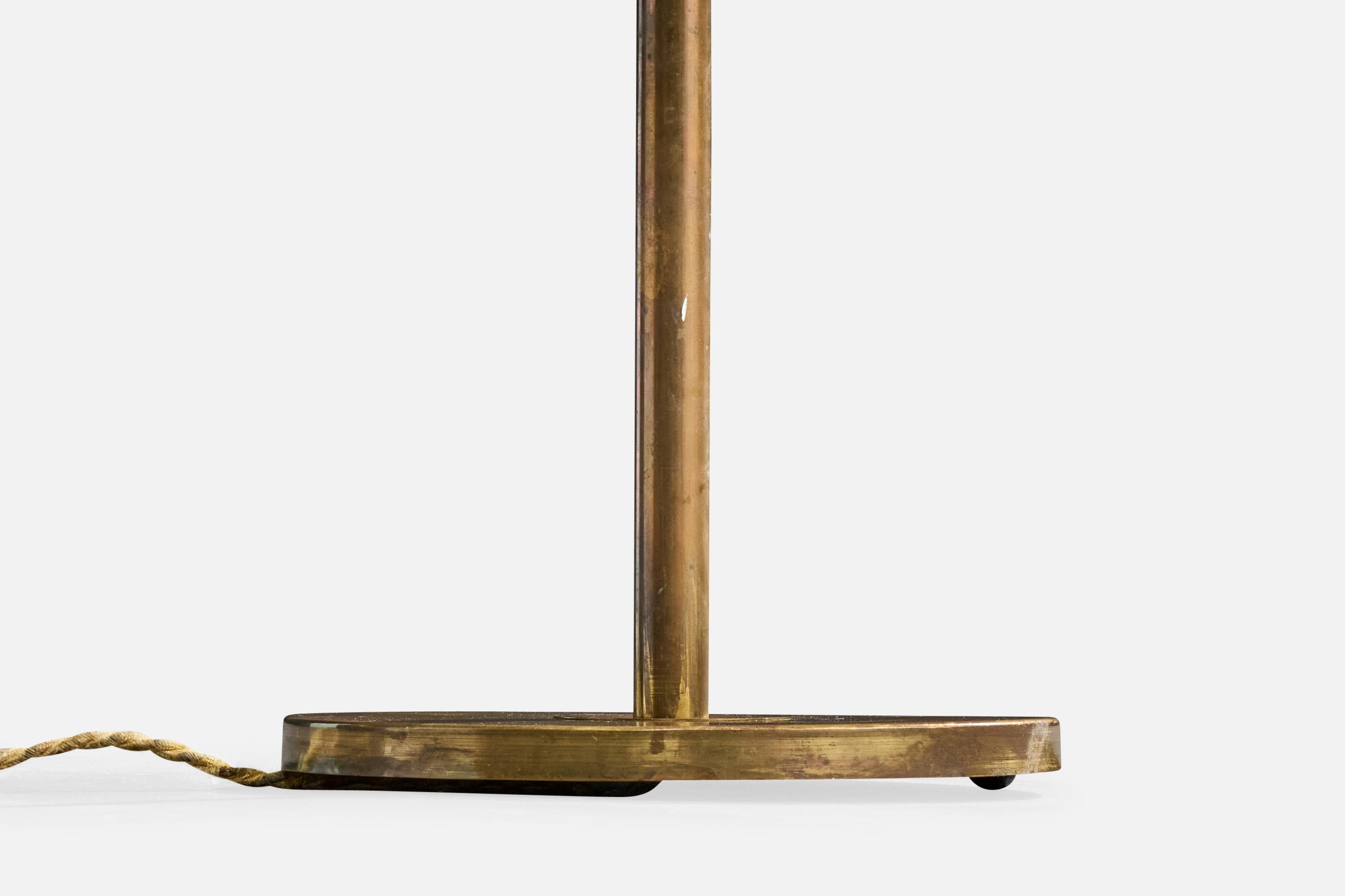 Metà XX secolo Lampada da terra di design svedese, ottone, tessuto, Svezia, anni '40 in vendita