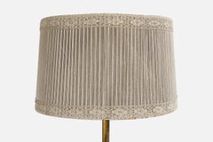 Lampada da terra di design svedese, ottone, tessuto, Svezia, anni '1950