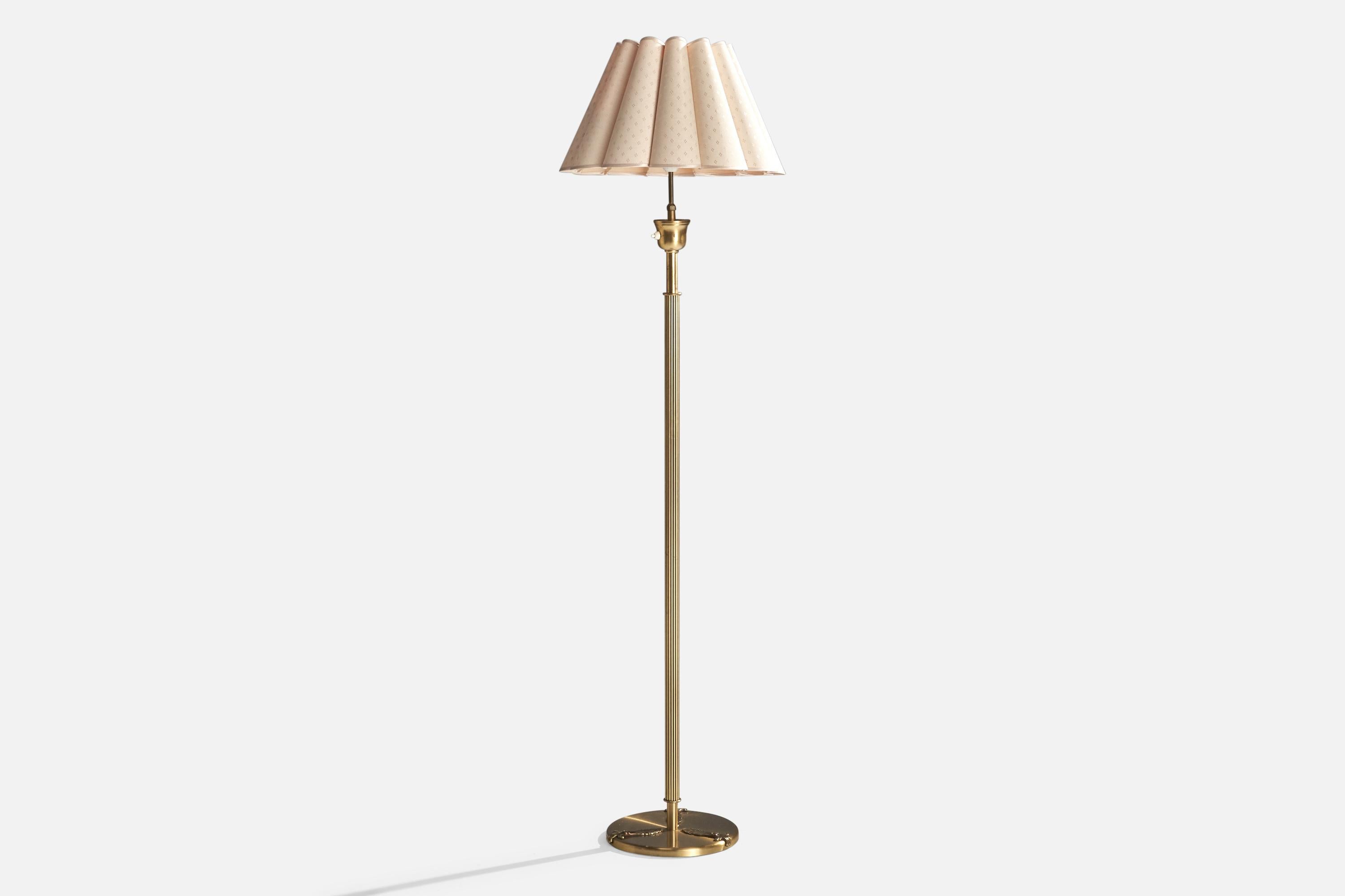 Lampadaire en laiton et en tissu conçu et produit en Suède, c. 1950.

Abat-jour vintage assorti.

Dimensions de la lampe (pouces) : 52