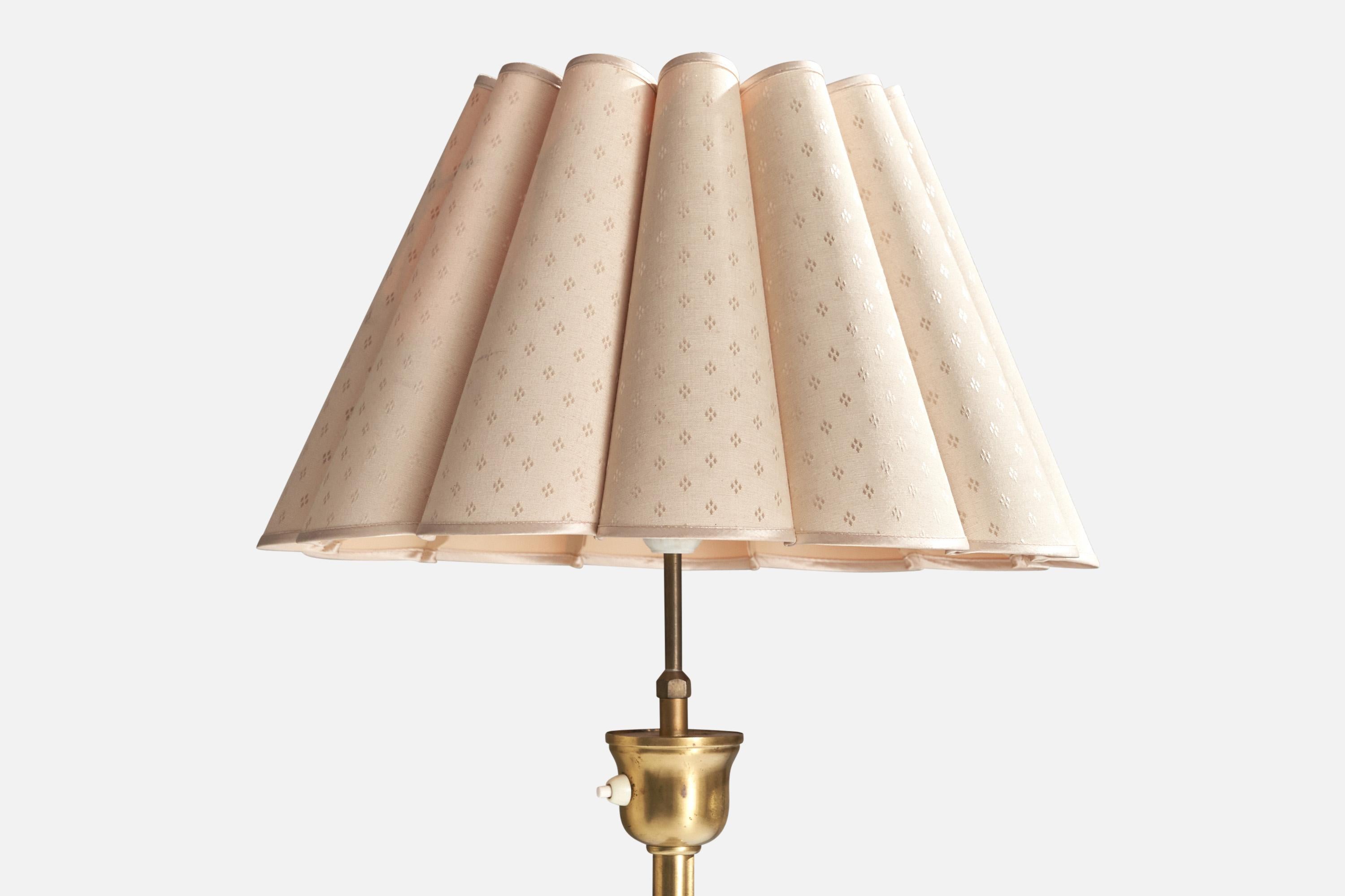 Scandinave moderne Designer suédois, lampadaire en laiton, tissu, Suède, années 1950 en vente