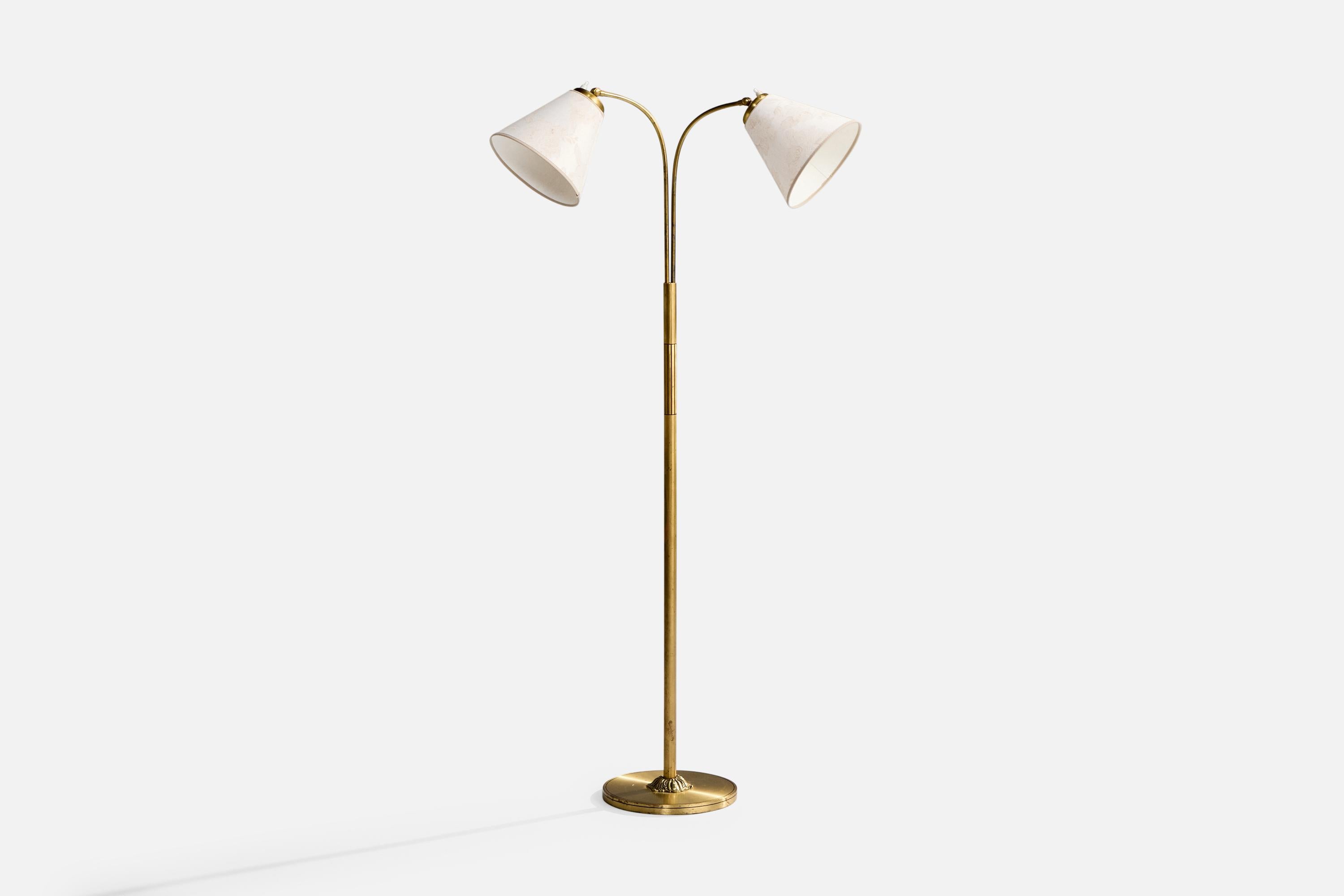 Mid-Century Modern Créateur suédois, lampadaire, laiton, tissu, Suède, années 1950 en vente