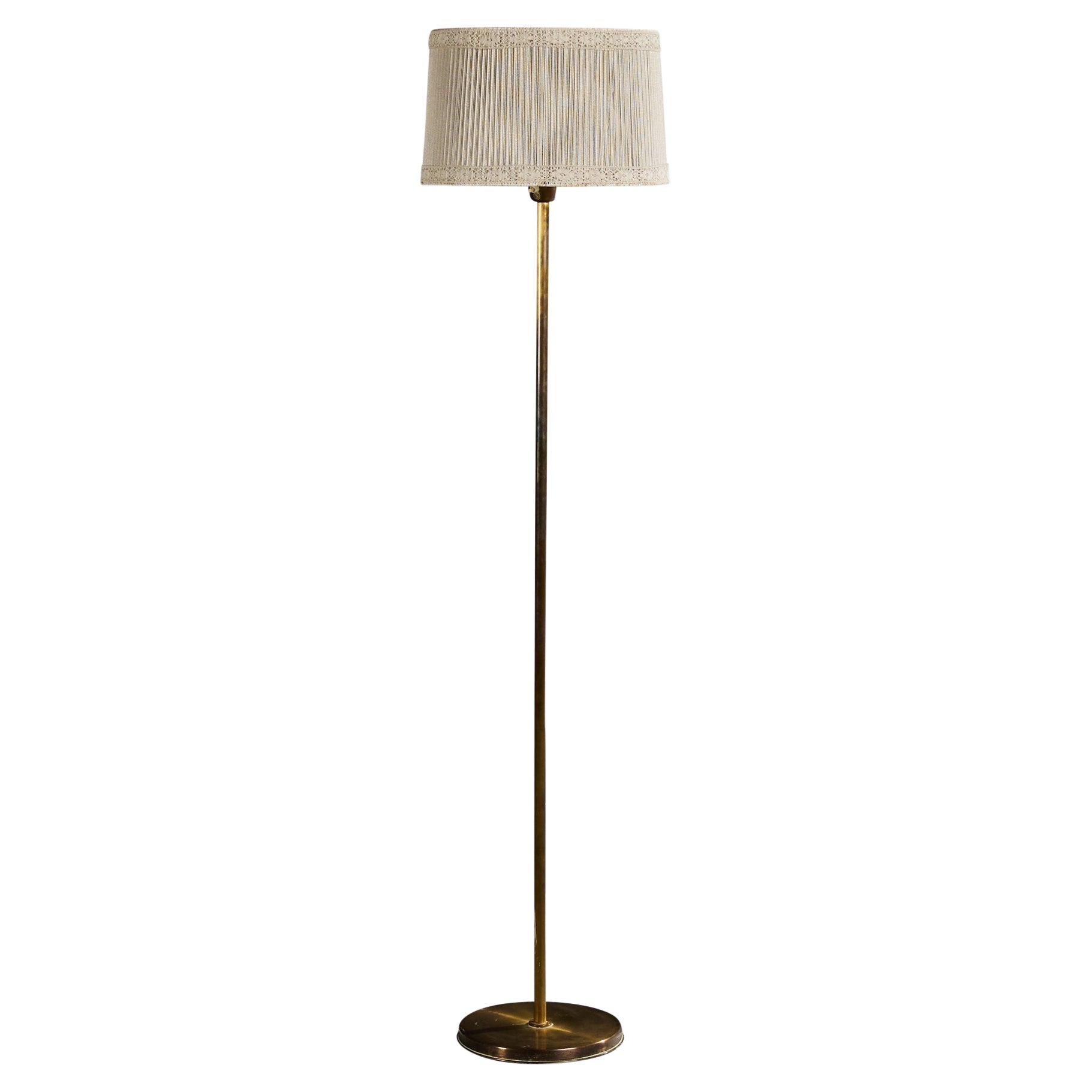 Lampada da terra di design svedese, ottone, tessuto, Svezia, anni '1950