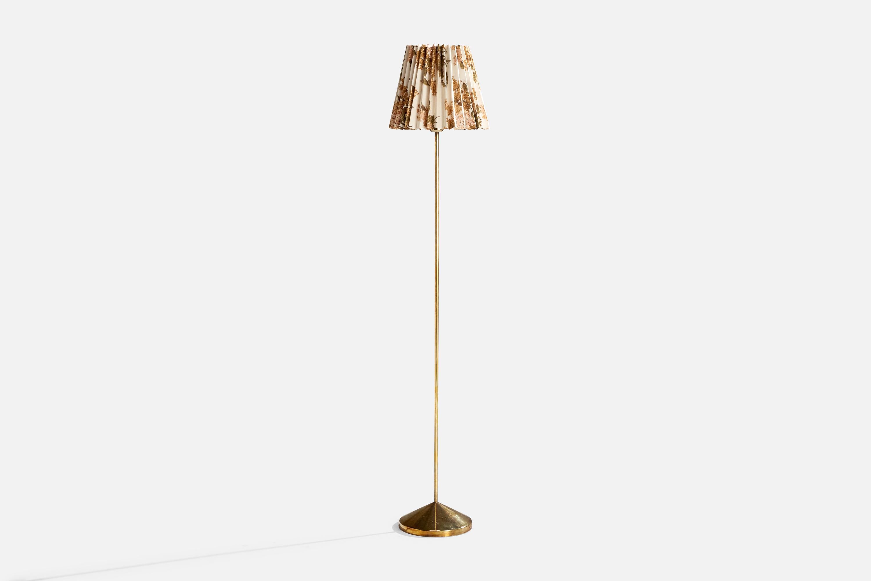Lampada da terra in ottone e tessuto a stampa floreale progettata e prodotta in Svezia, anni '60 circa.

Dimensioni della lampada (pollici): 58