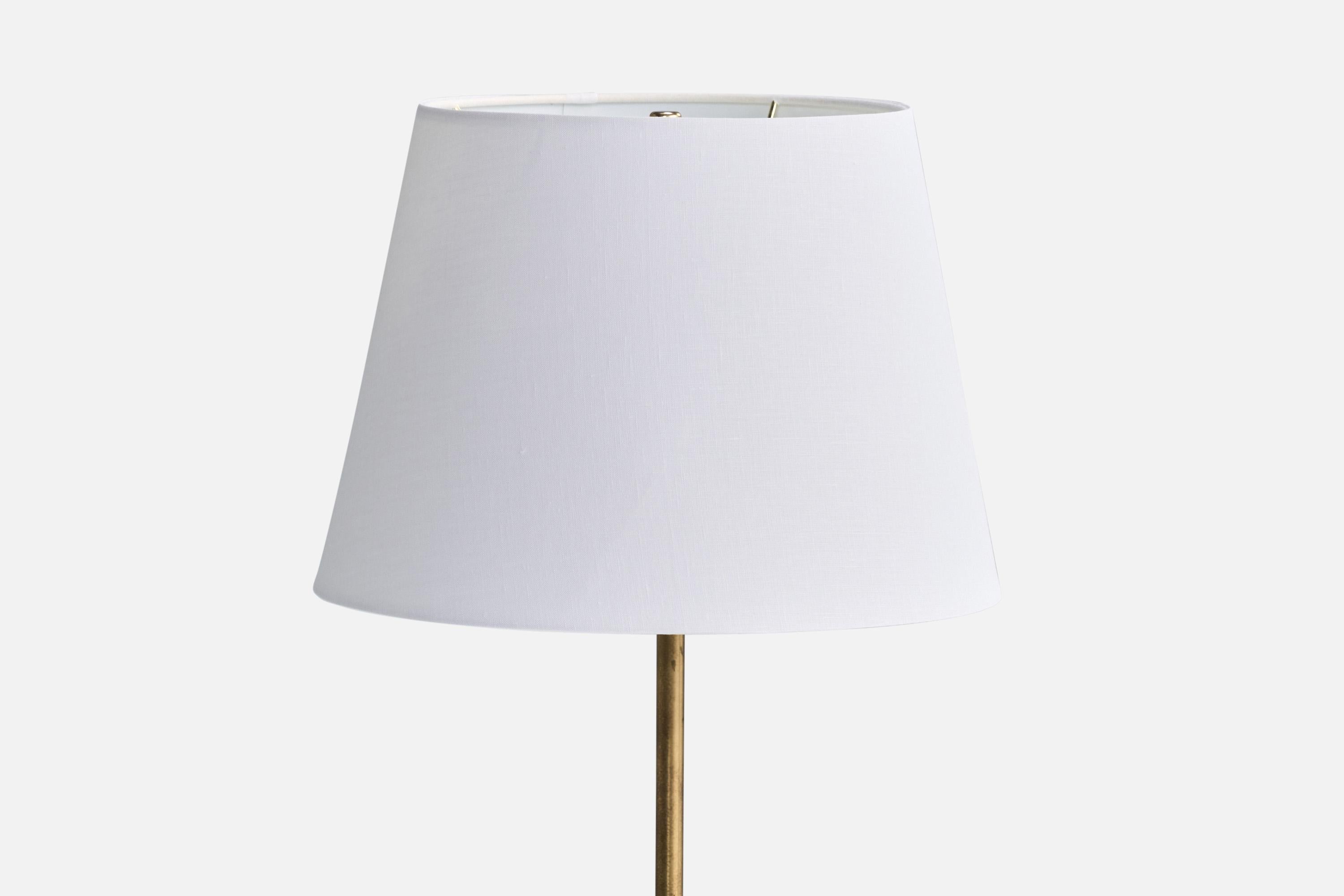 Lampadaire en laiton et tissu blanc conçu et produit en Suède, C.C. 1960.

Dimensions de la lampe avec abat-jour (pouces) : 54.5
