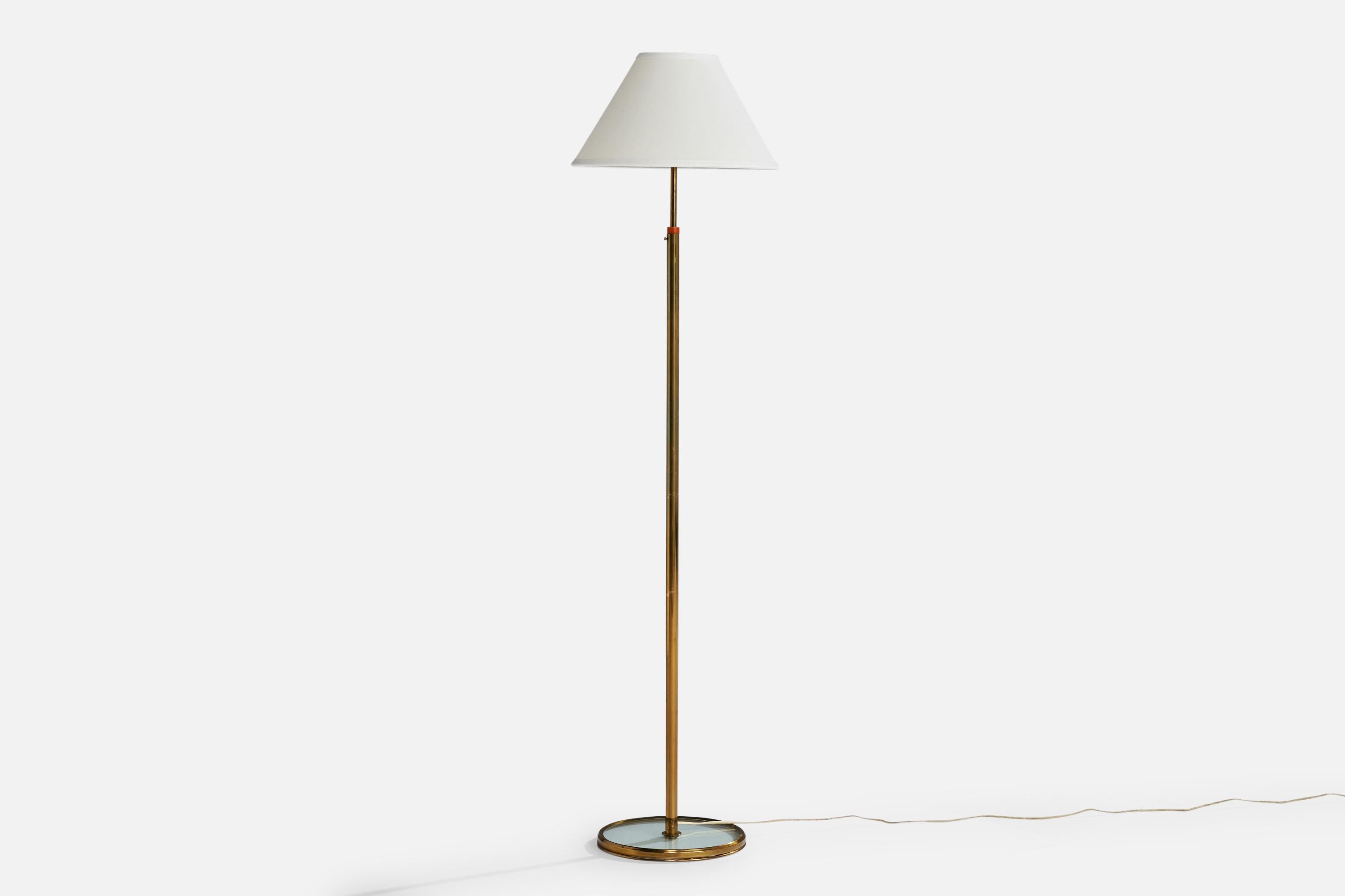 Lampadaire en laiton, verre, bois et tissu blanc conçu et produit en Suède, c.C. 1940.

Dimensions de la lampe avec abat-jour (pouces) : 62.125