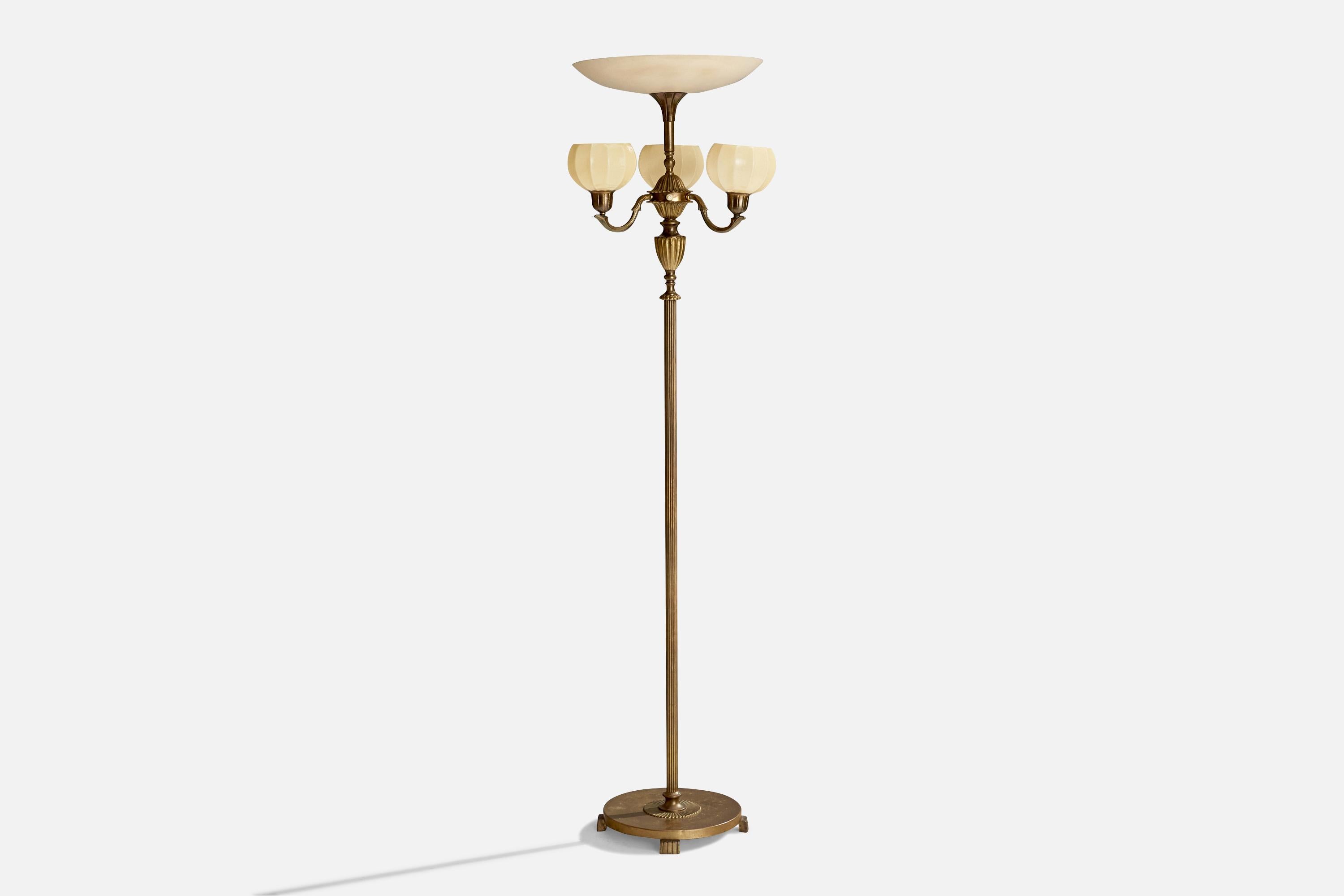 Lampadaire en laiton et en verre conçu et produit en Suède, c. 1930.

Dimensions de la lampe (pouces) : 66.25