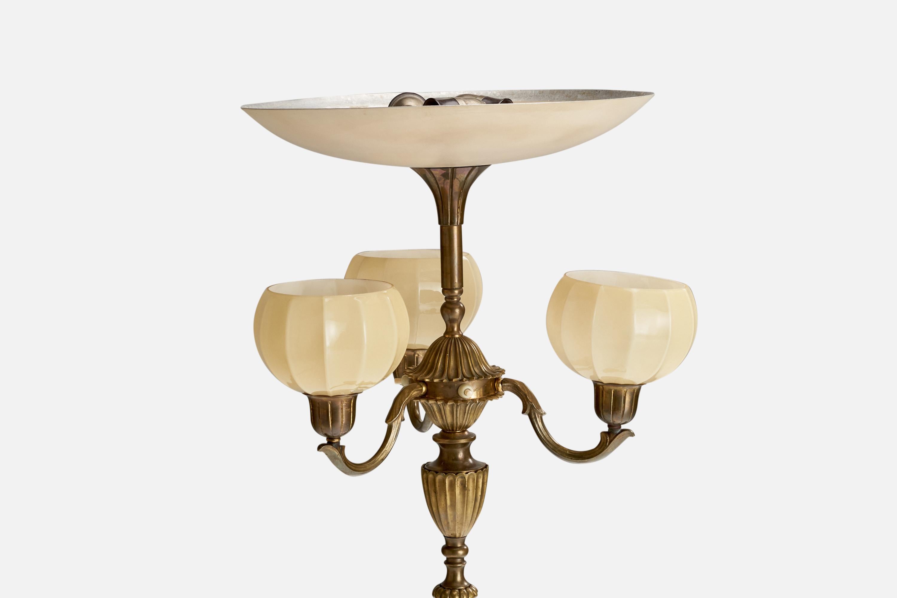Suédois Designer suédois, lampadaire, laiton, verre, Suède, années 1930 en vente