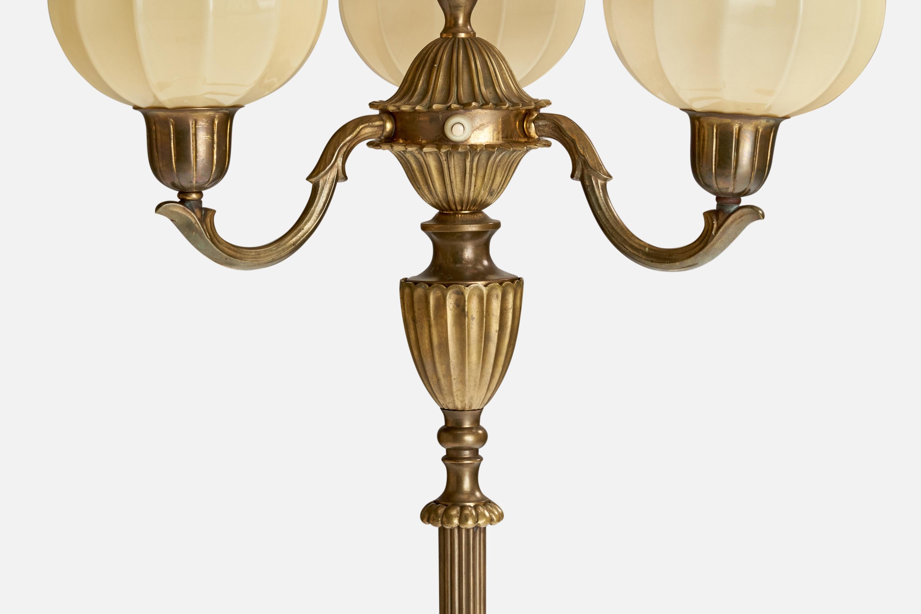 Designer suédois, lampadaire, laiton, verre, Suède, années 1930 Bon état - En vente à High Point, NC