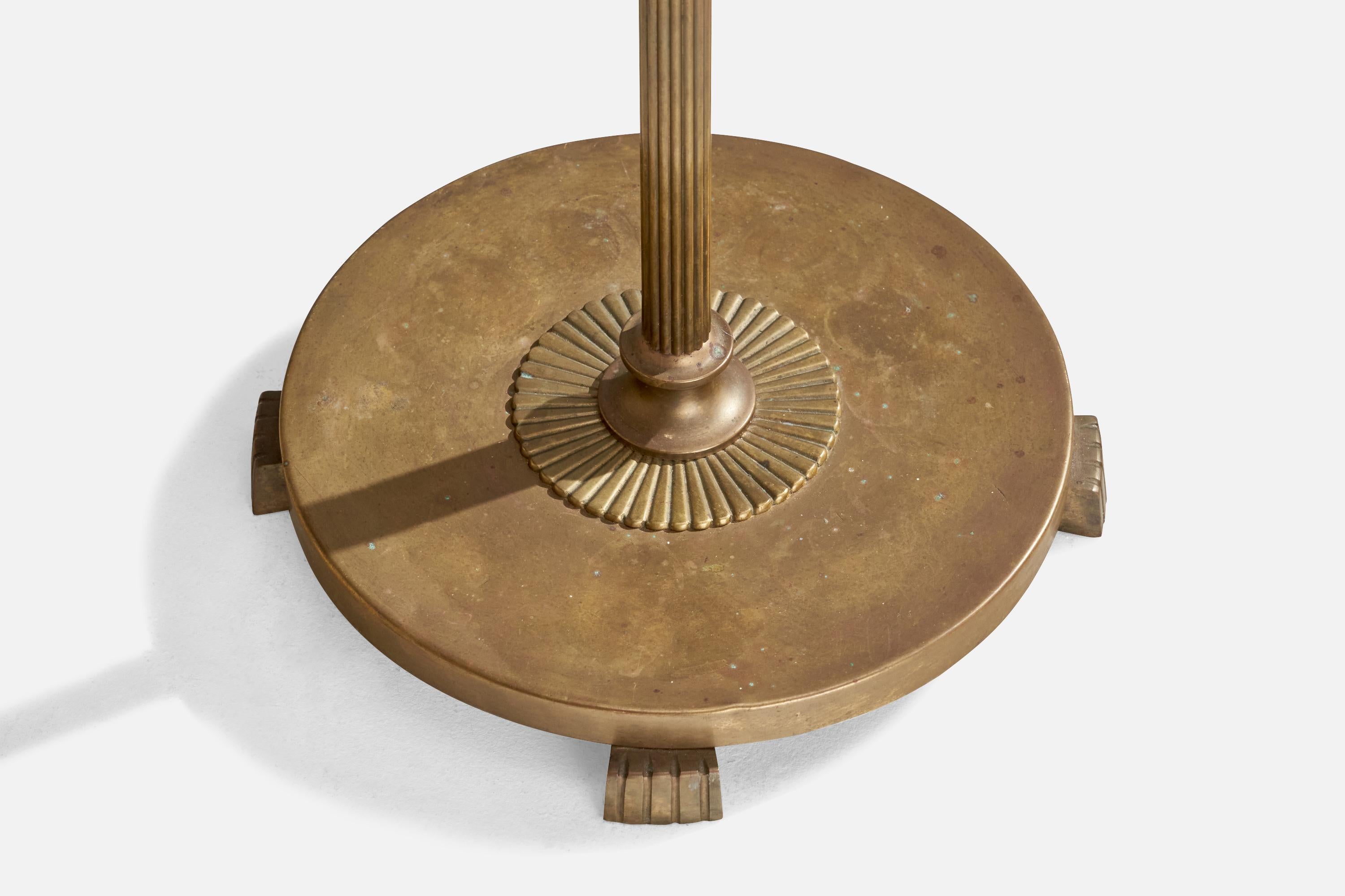 Laiton Designer suédois, lampadaire, laiton, verre, Suède, années 1930 en vente