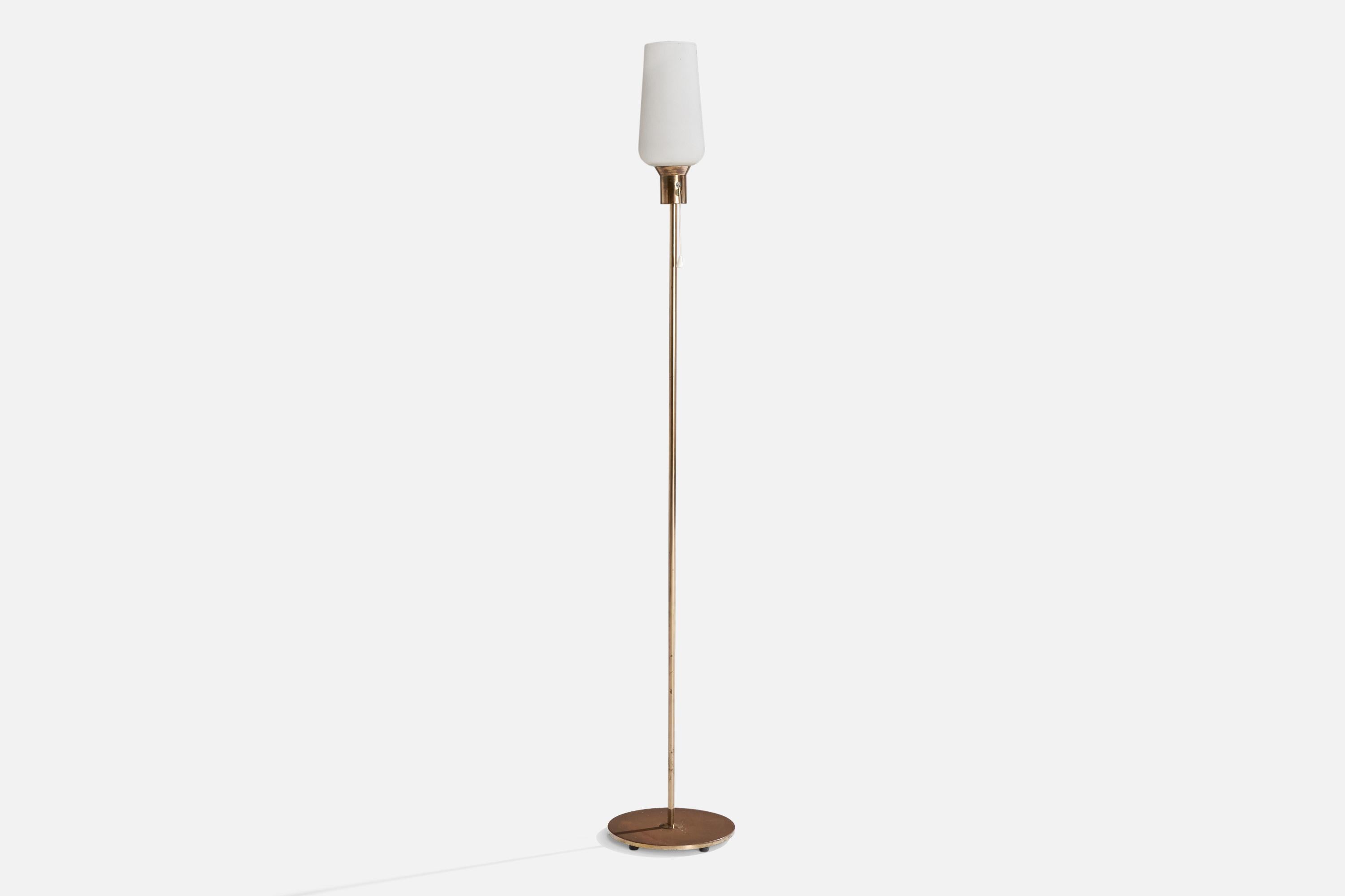 Lampadaire en laiton et verre opalin blanc conçu et produit en Suède, C.C. 1950.

Patine et oxydation du laiton.

Dimensions de la lampe avec abat-jour (pouces) : 55.25
