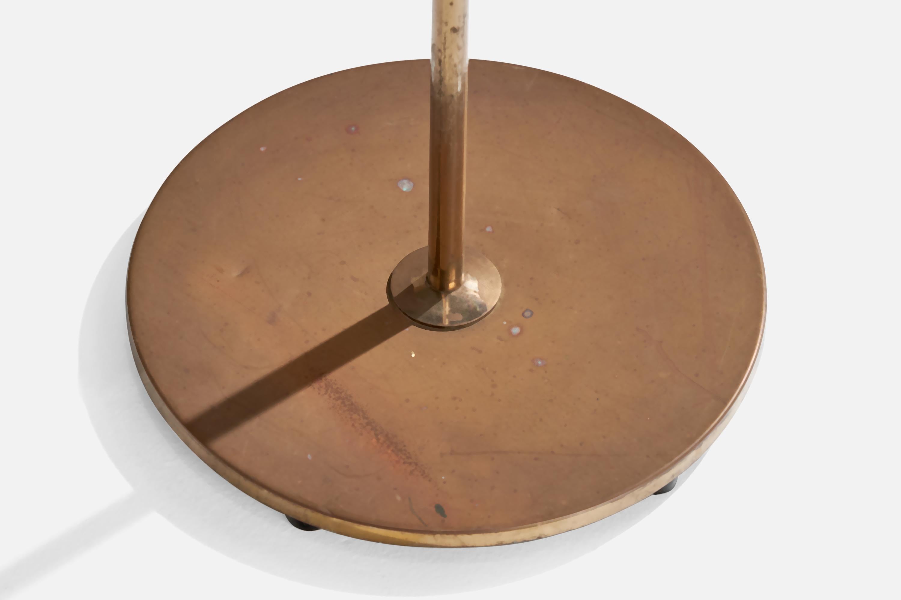 Laiton Lampadaire de designer suédois, laiton, verre, Suède, années 1950 en vente