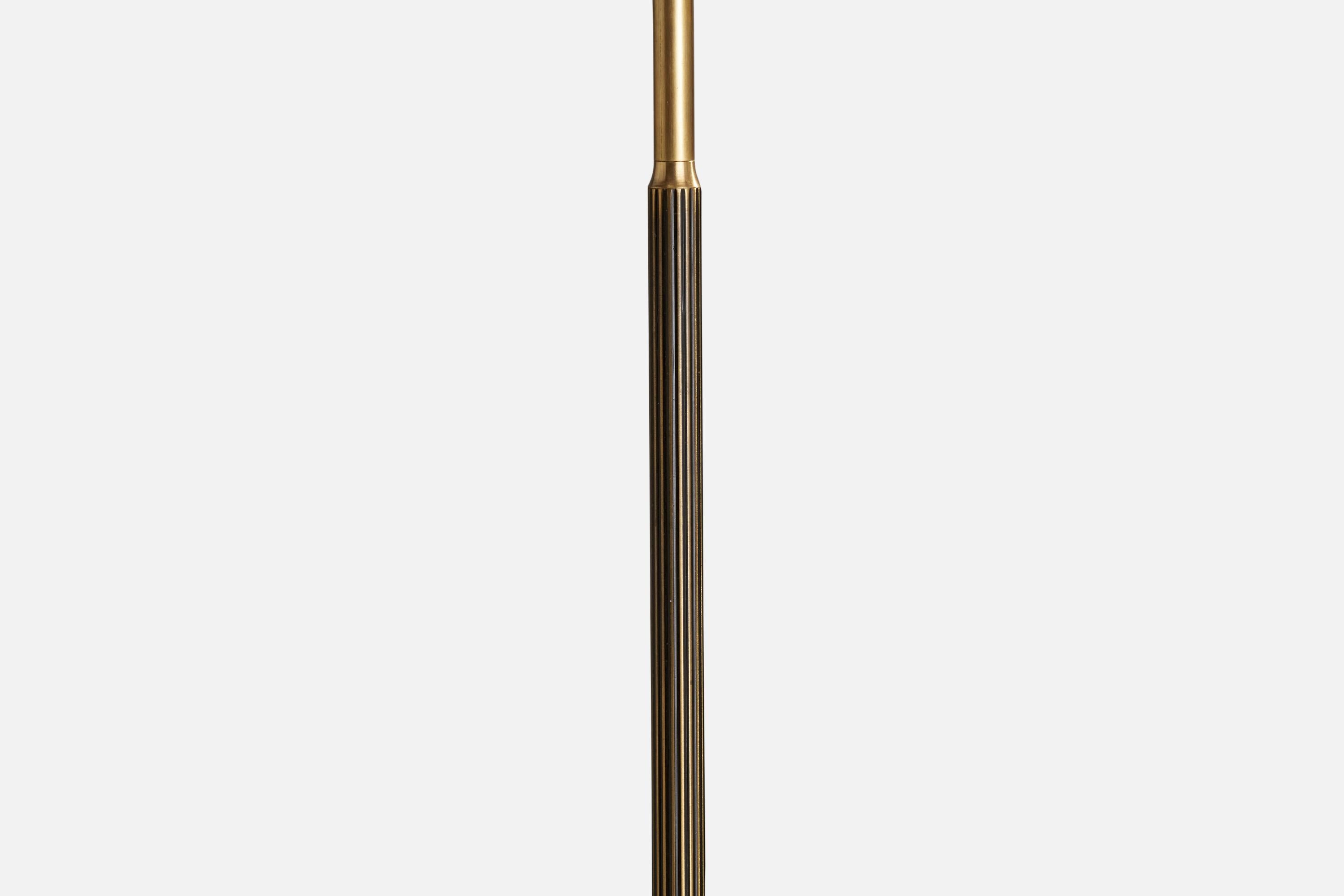 Designer suédois, lampadaire, laiton, verre, Suède, 1970 Bon état - En vente à High Point, NC