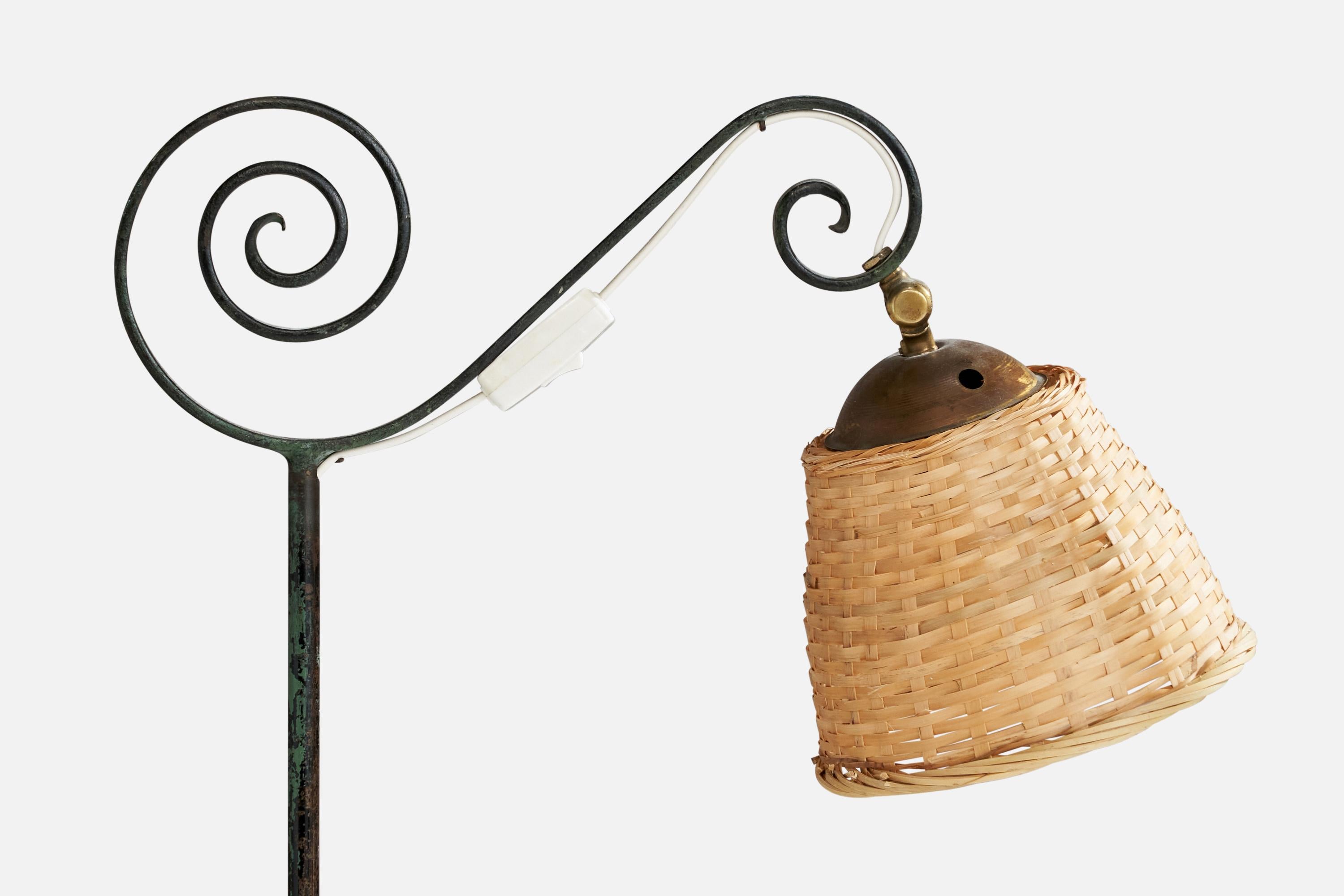 Scandinave moderne Lampadaire de designer suédois, laiton, fer, rotin, Suède, années 1940 en vente