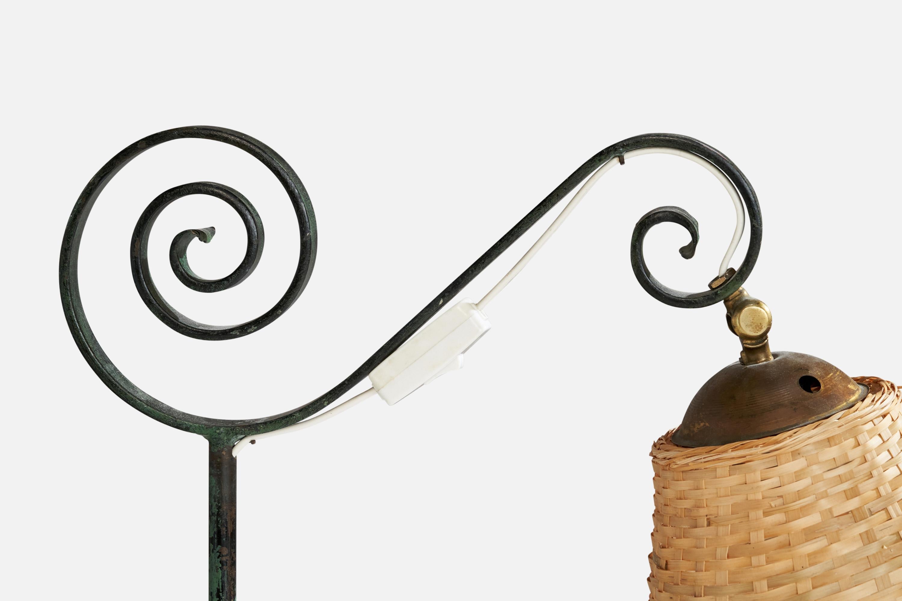 Suédois Lampadaire de designer suédois, laiton, fer, rotin, Suède, années 1940 en vente