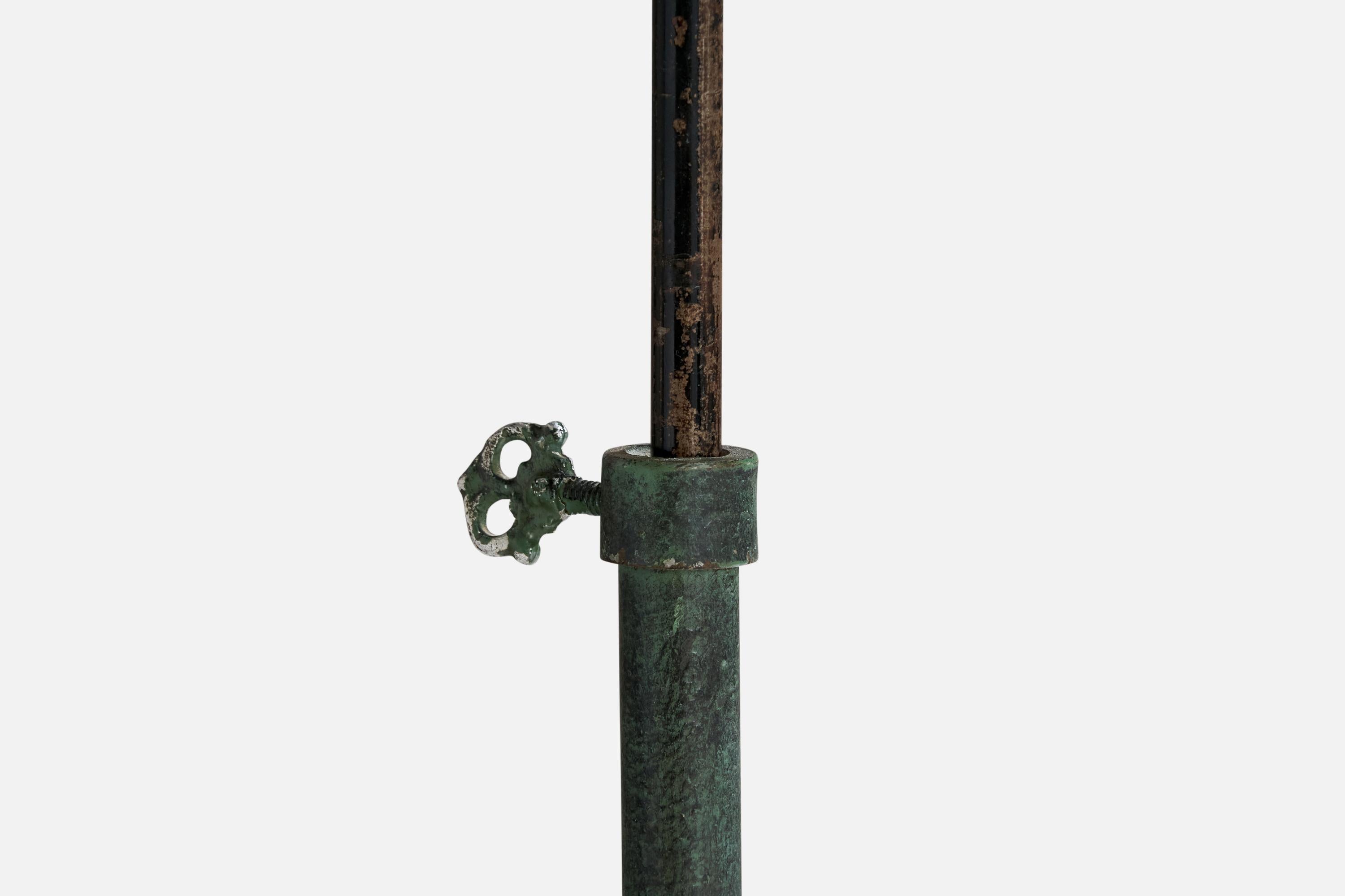 Milieu du XXe siècle Lampadaire de designer suédois, laiton, fer, rotin, Suède, années 1940 en vente