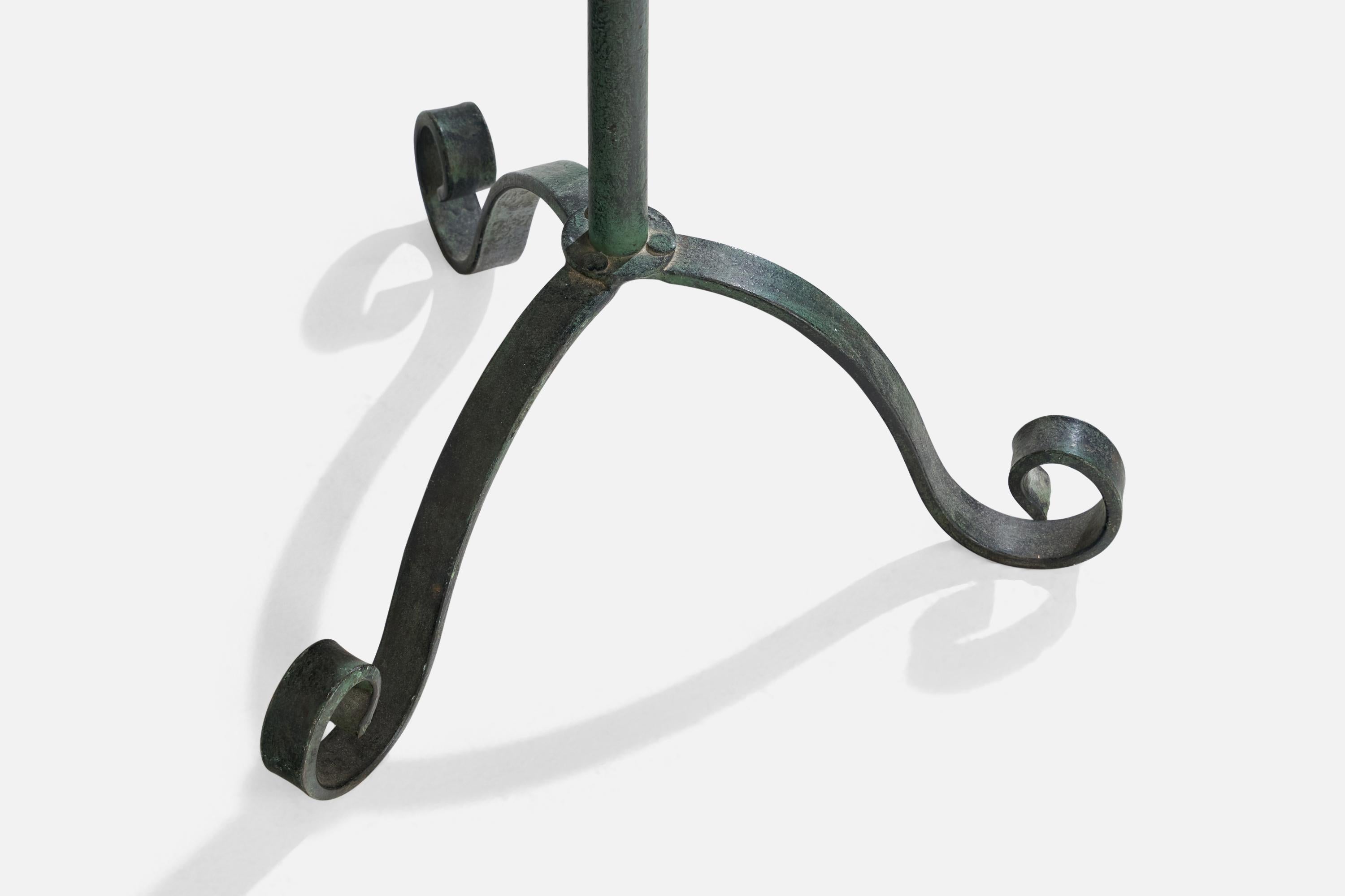 Laiton Lampadaire de designer suédois, laiton, fer, rotin, Suède, années 1940 en vente