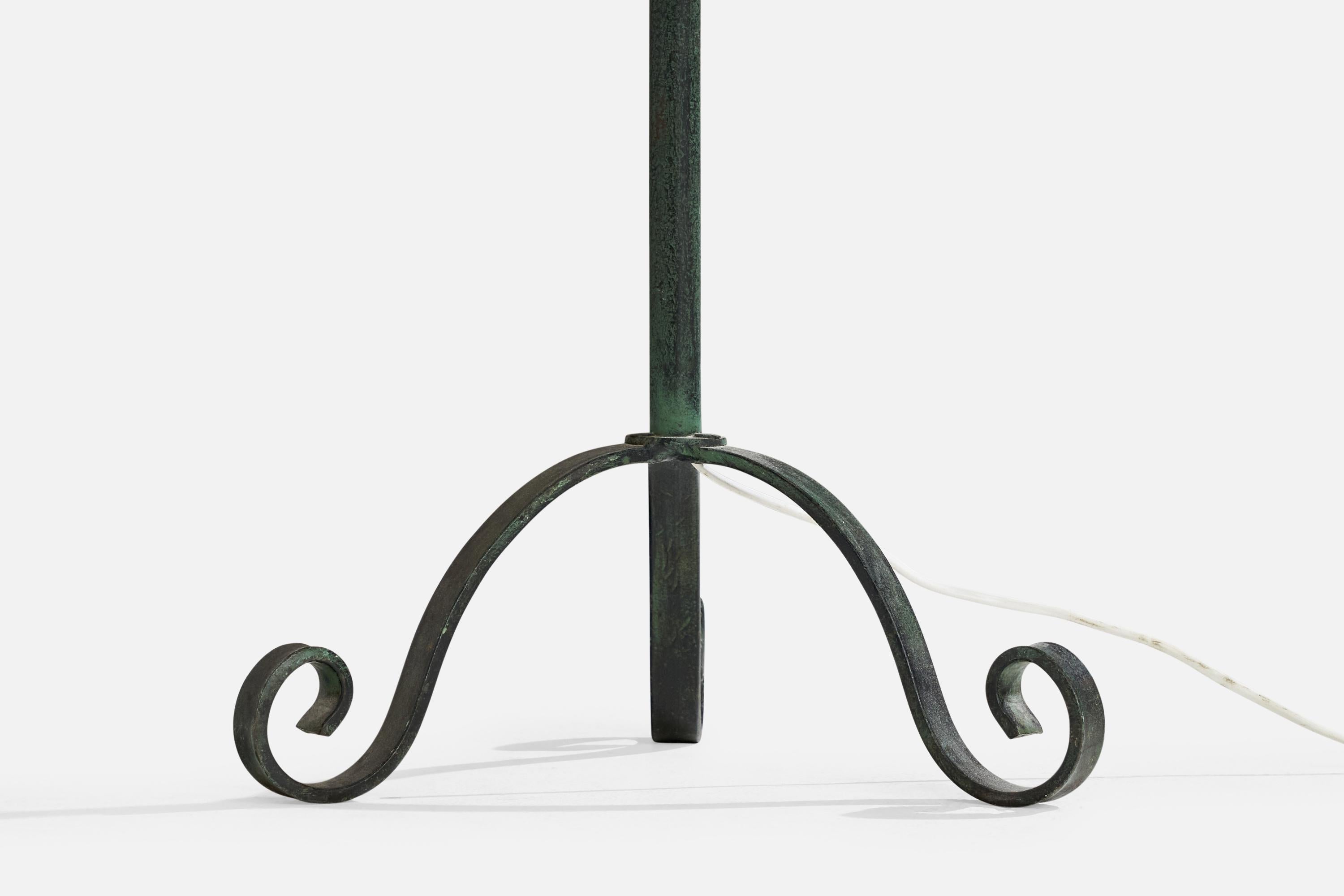 Lampadaire de designer suédois, laiton, fer, rotin, Suède, années 1940 en vente 1