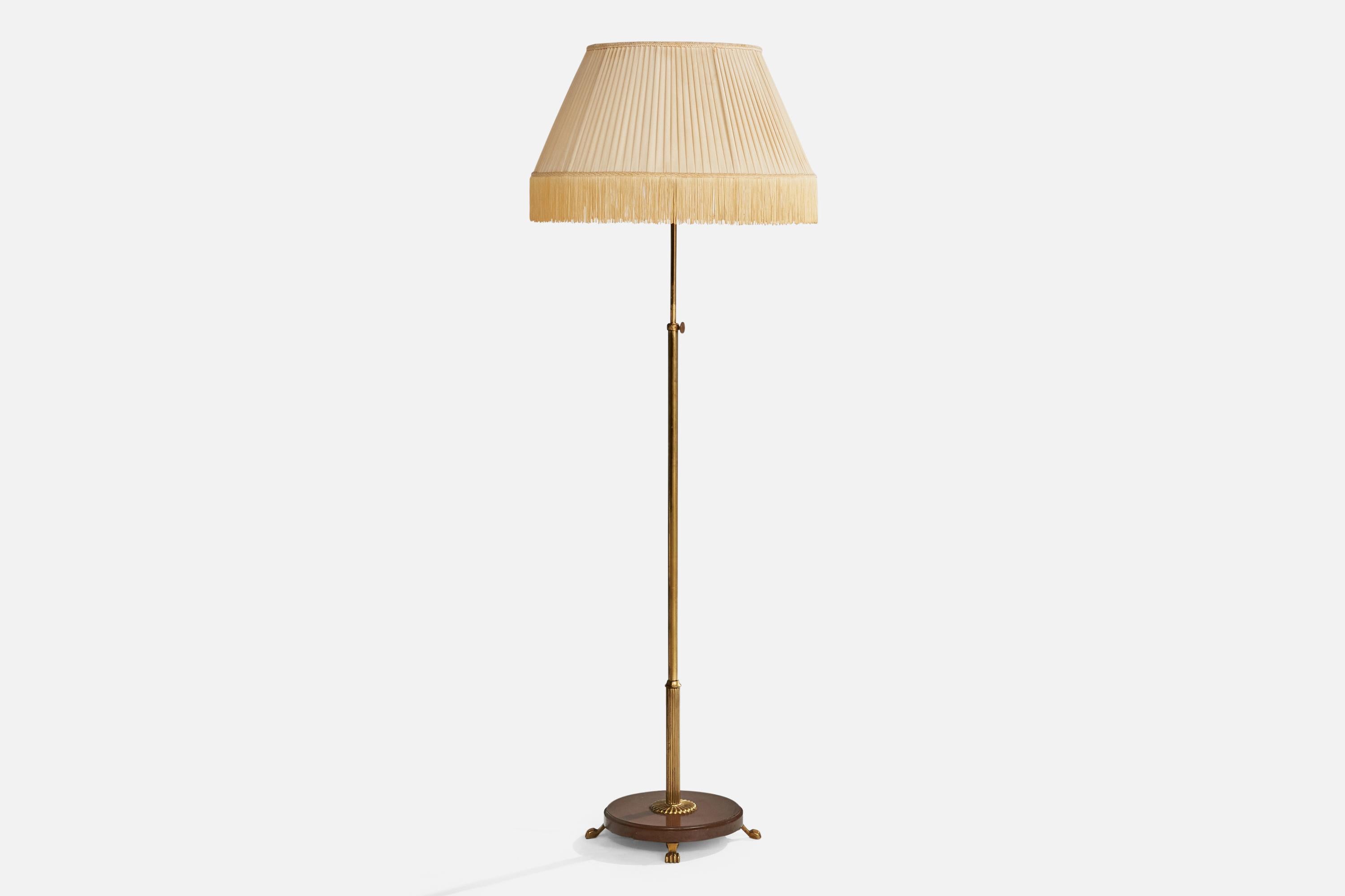 Lampadaire en laiton, marbre brun et tissu beige, conçu et produit en Suède, C.C..

Dimensions de la lampe avec abat-jour (pouces) : 60.6